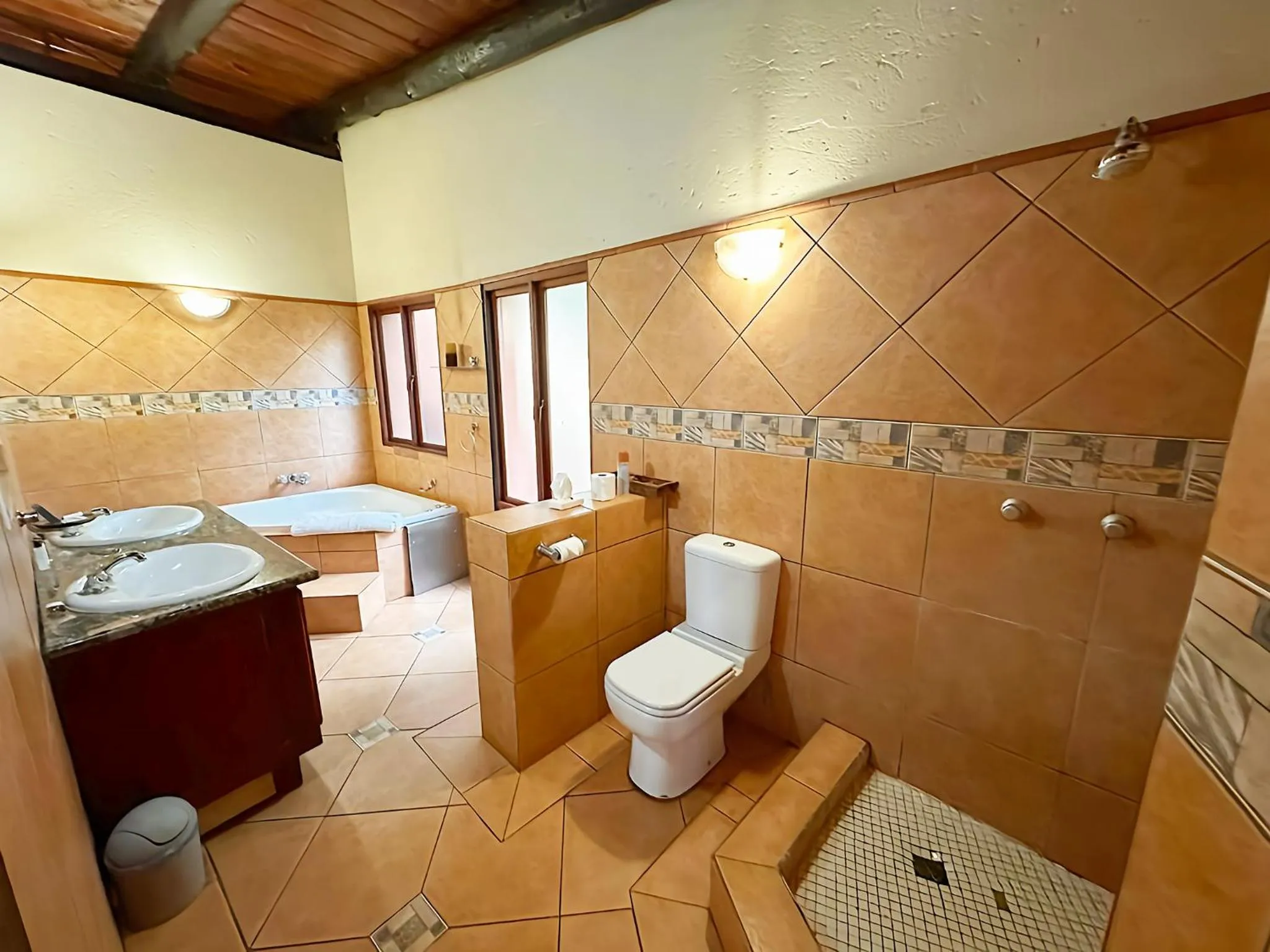 Shower in La Montagne Guest Lodge