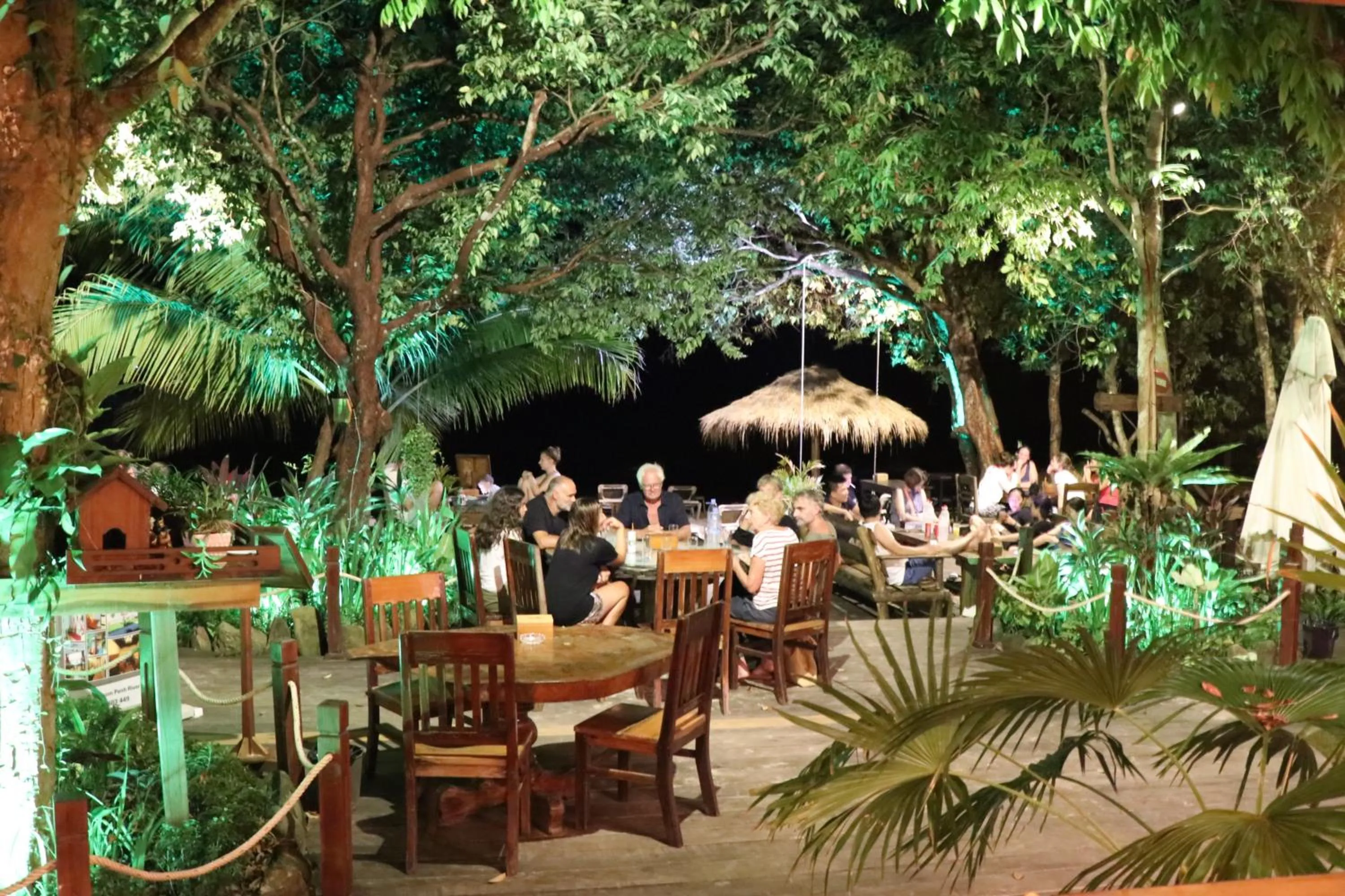 Restaurant/places to eat in Tree House Bungalows