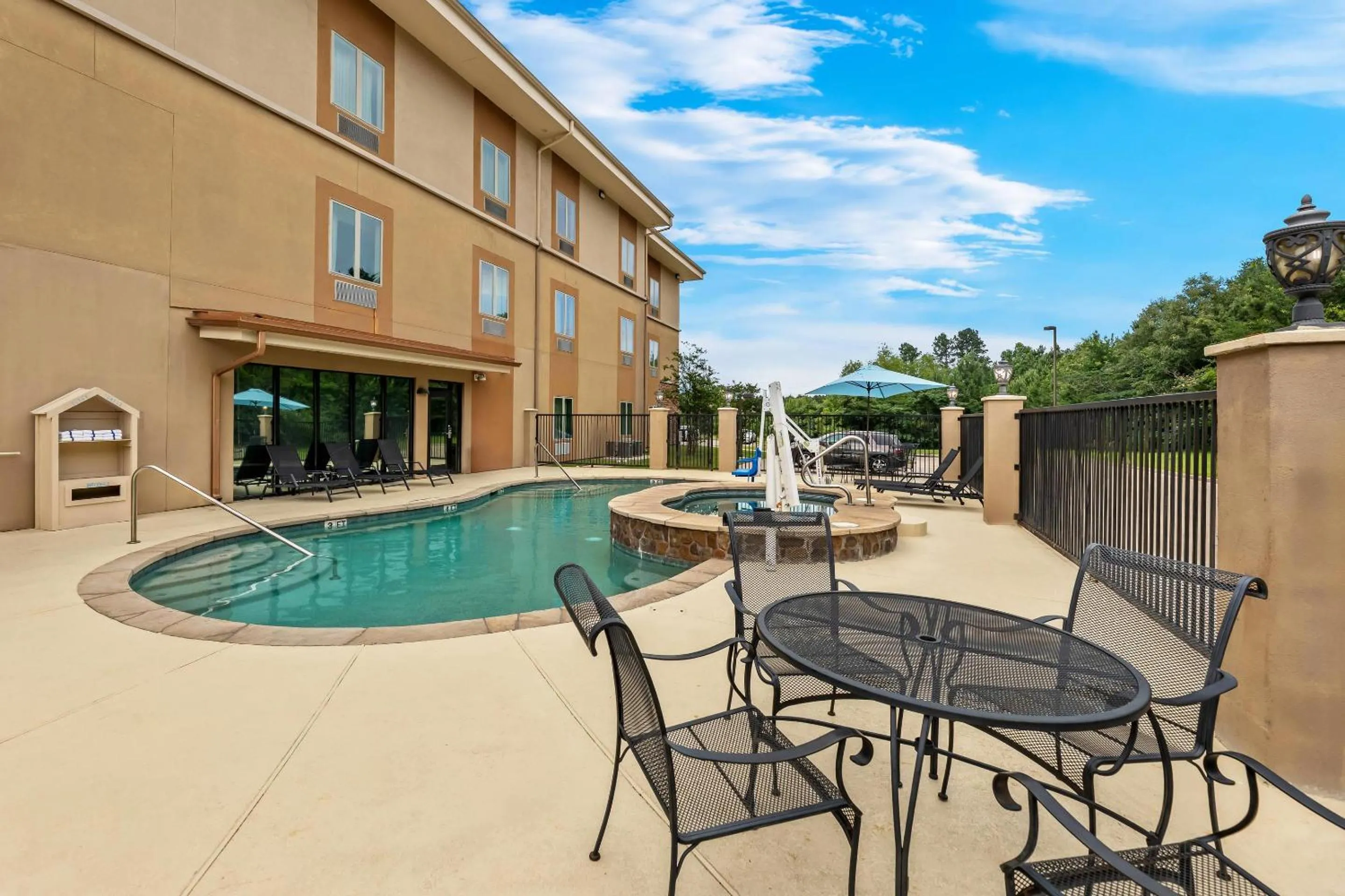 Swimming pool in Sleep Inn Lufkin