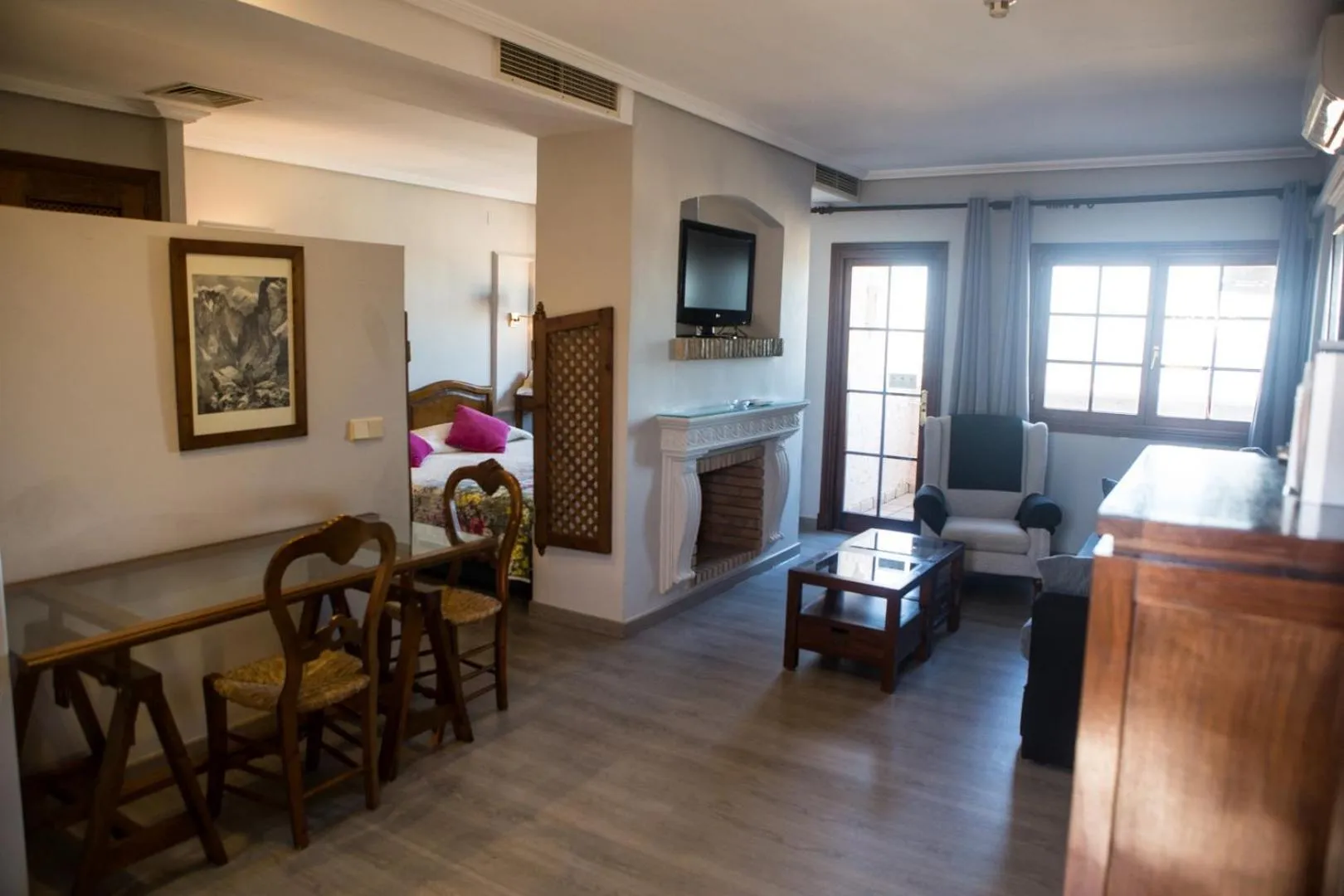 Photo of the whole room in Estudios Turísticos Bahia Sur