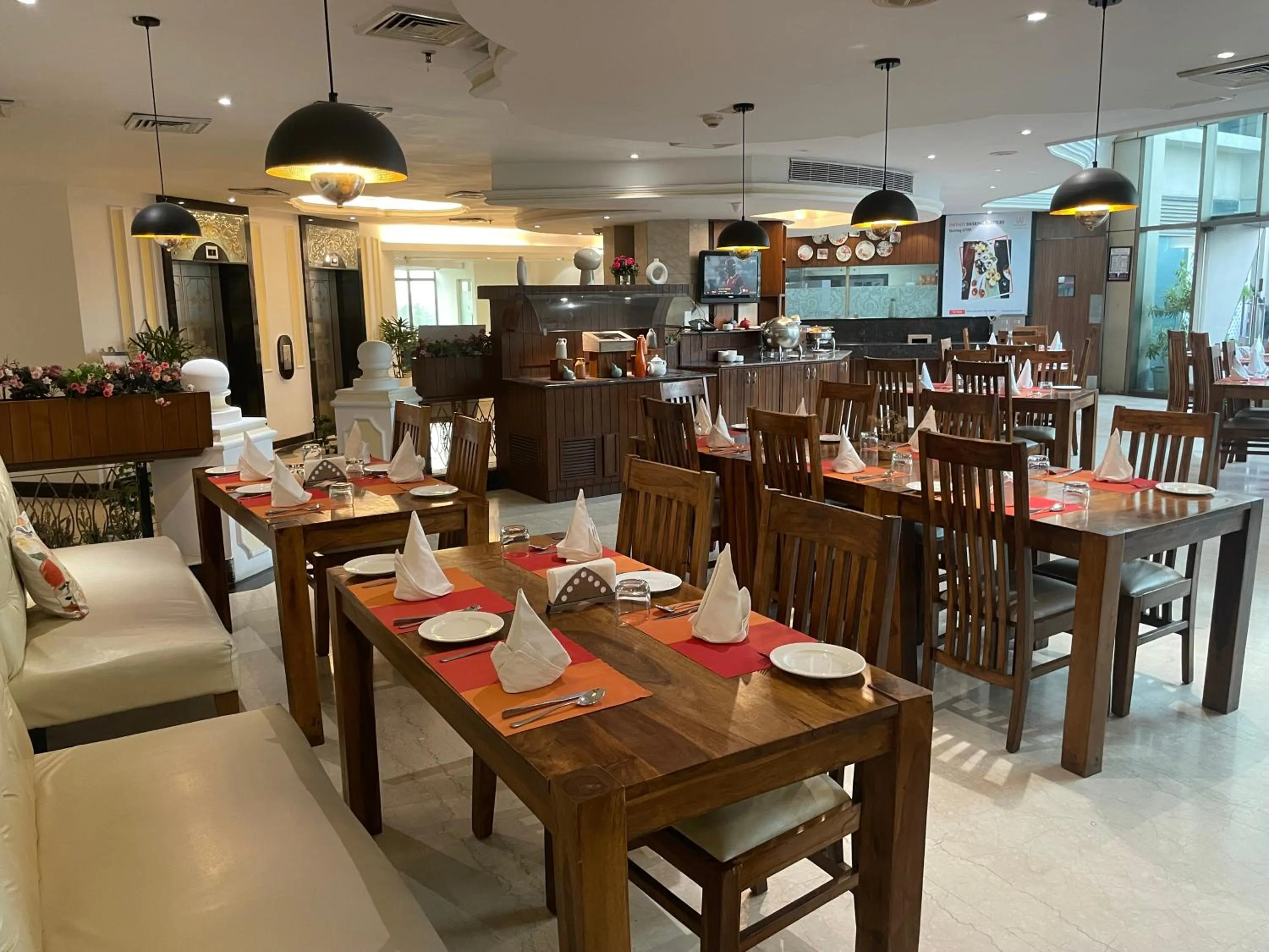 Restaurant/places to eat in The BellaVista Hotel Chandigarh Panchkula