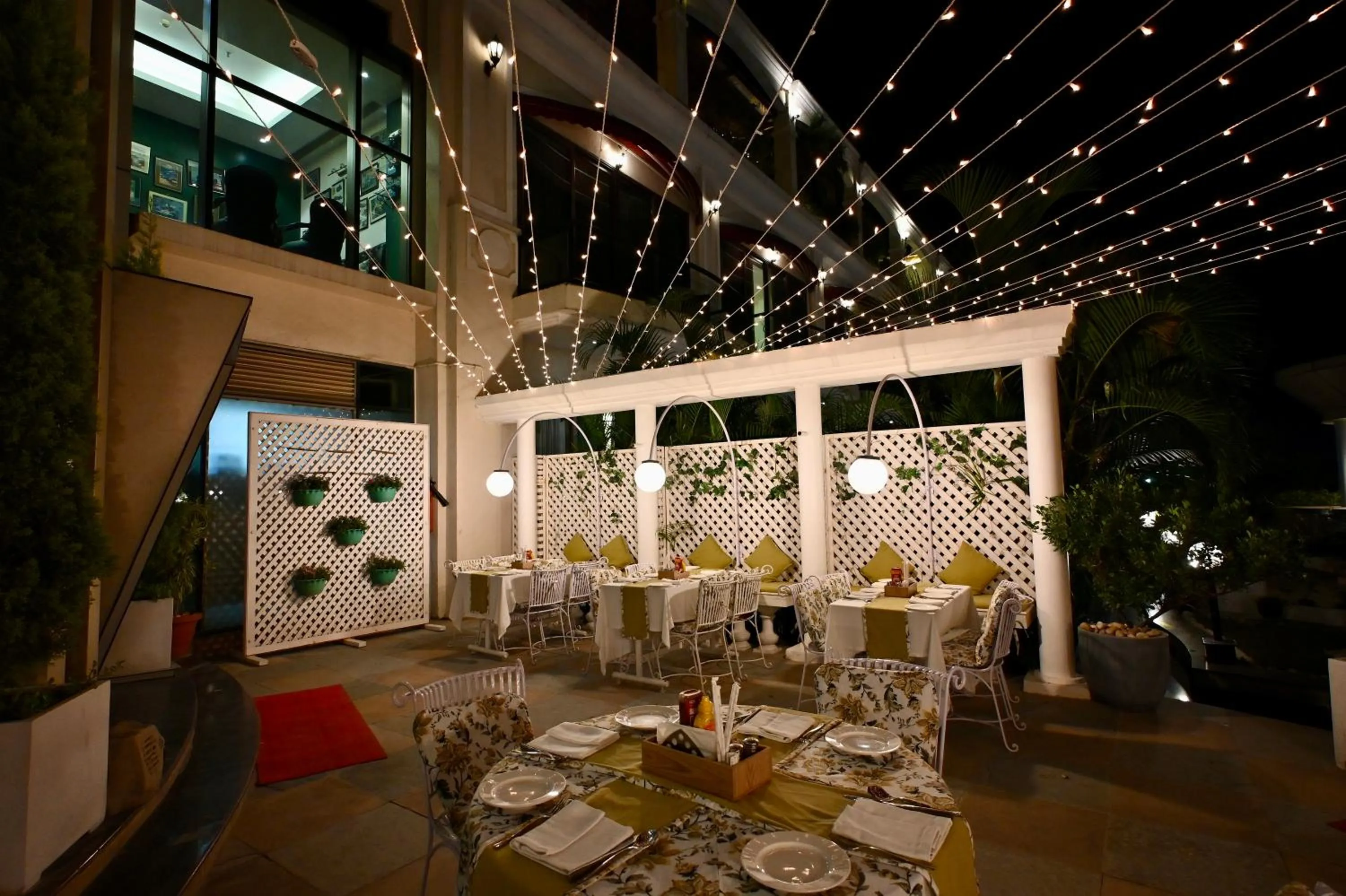 Restaurant/places to eat in The BellaVista Hotel Chandigarh Panchkula