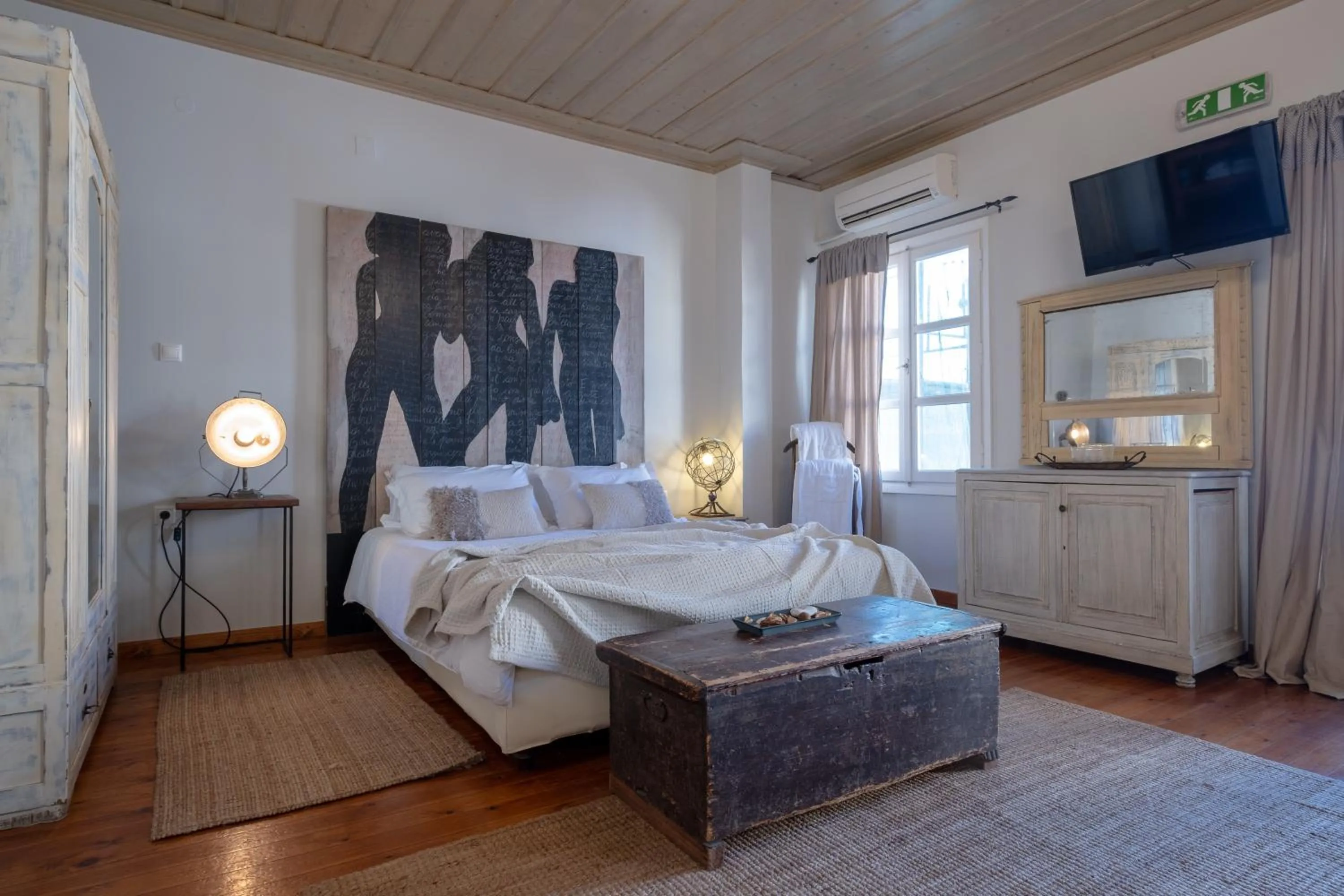 Bed in Amymone and Adiandi