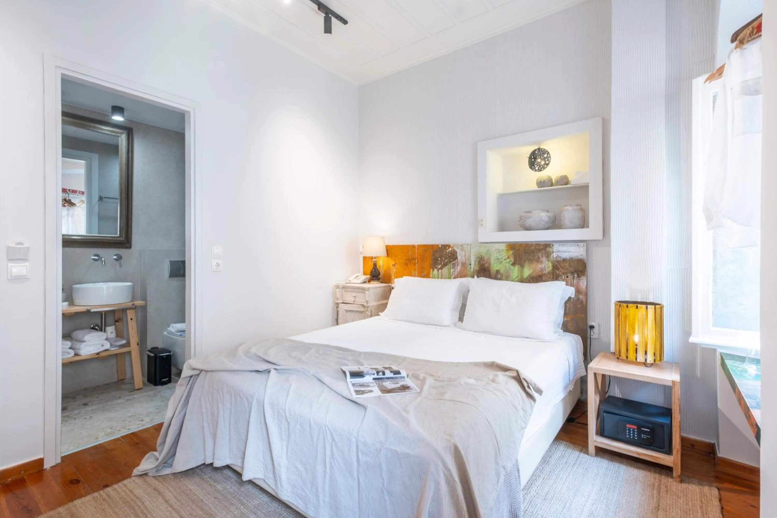 Bed in Amymone and Adiandi