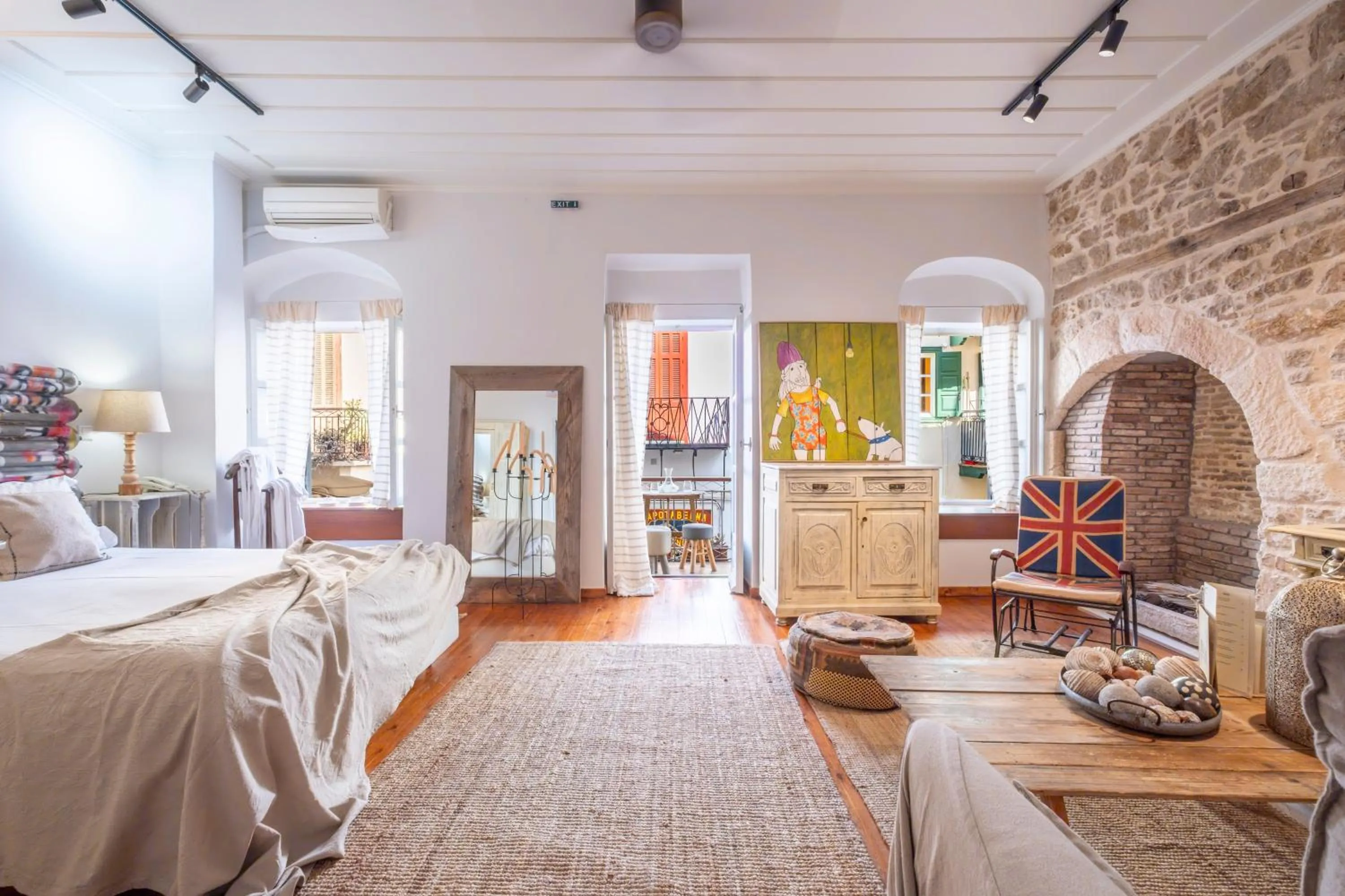 Bed in Amymone and Adiandi