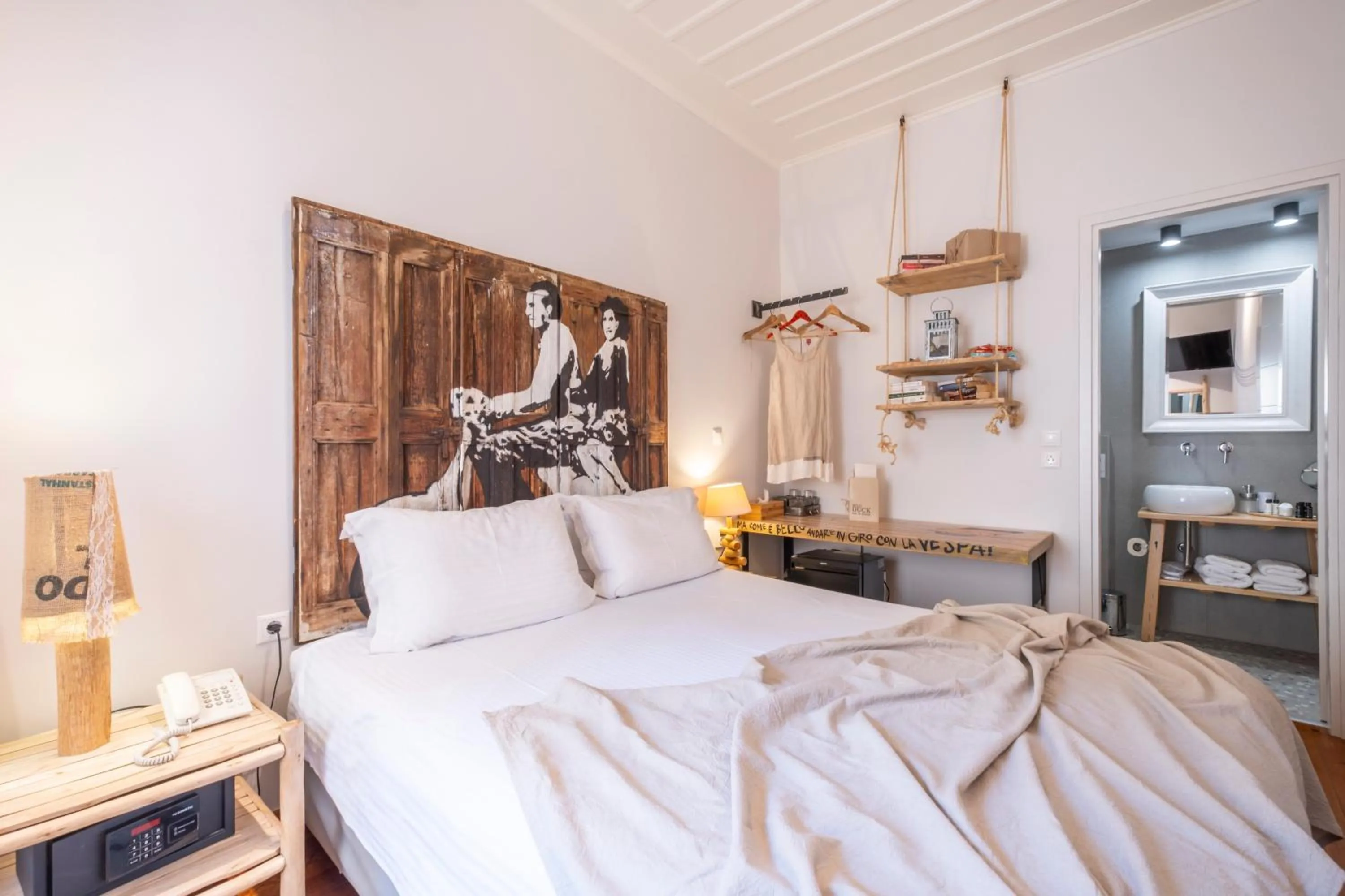 Bed in Amymone and Adiandi