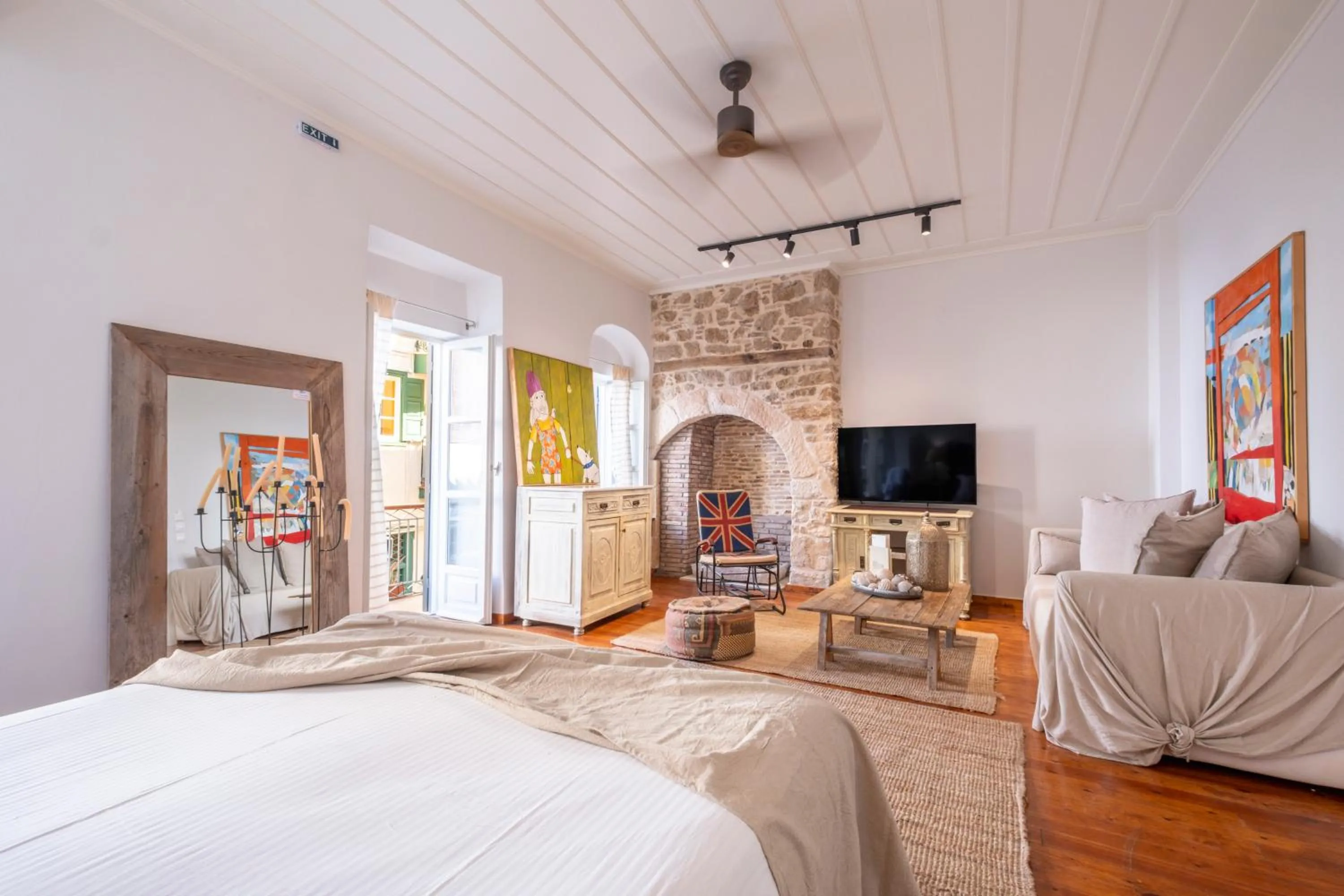 Bed in Amymone and Adiandi