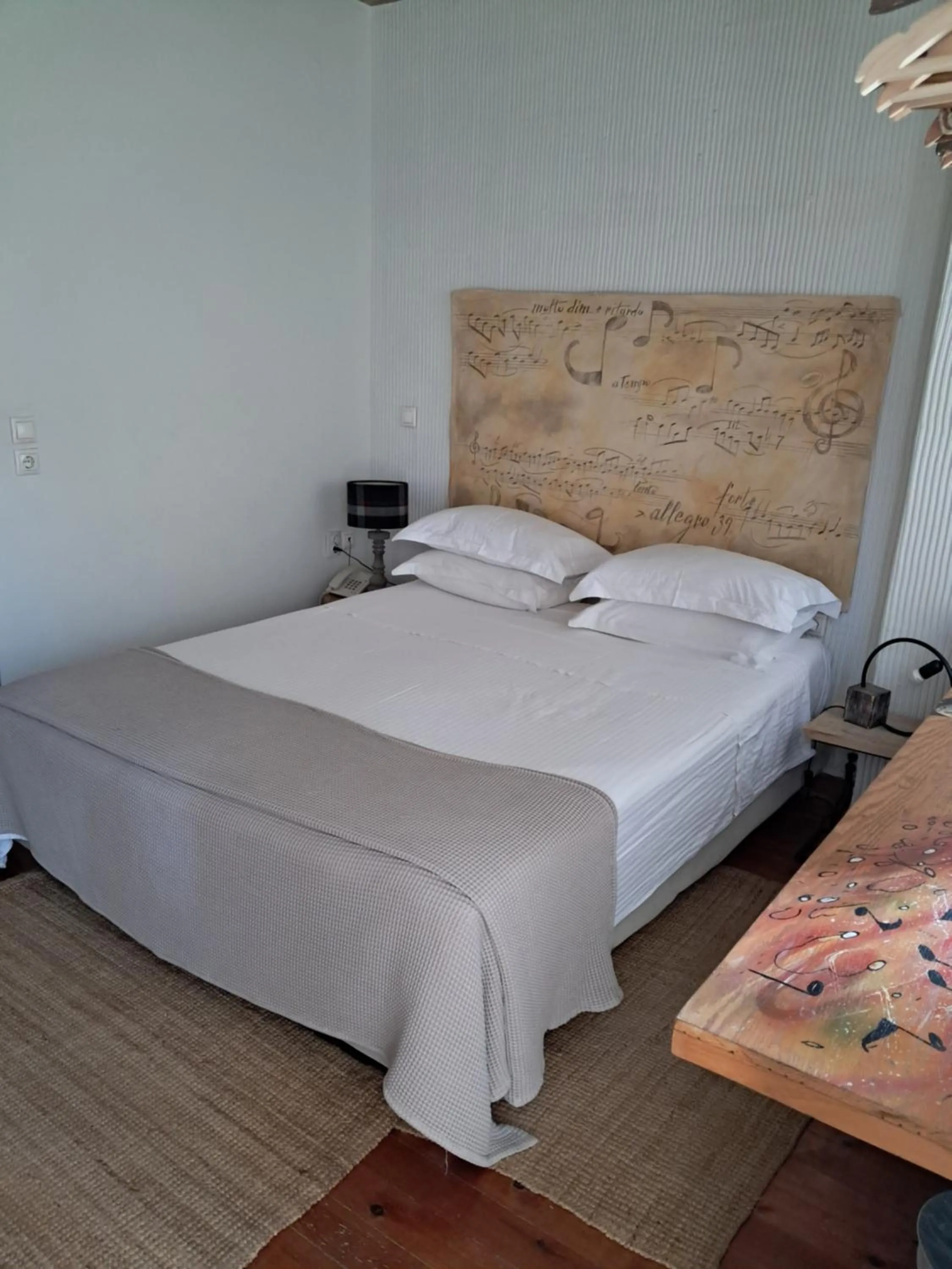 Bed in Amymone and Adiandi