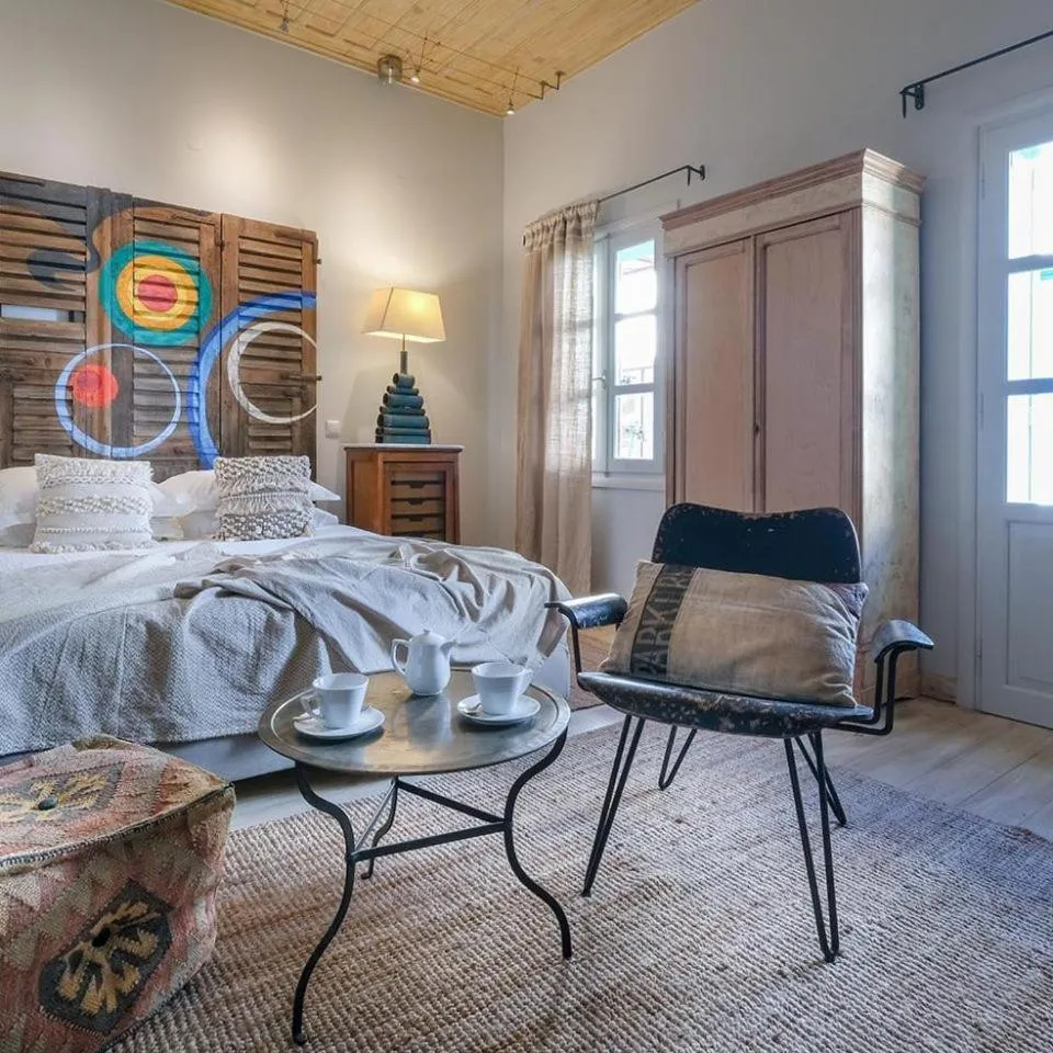 Bed in Amymone and Adiandi