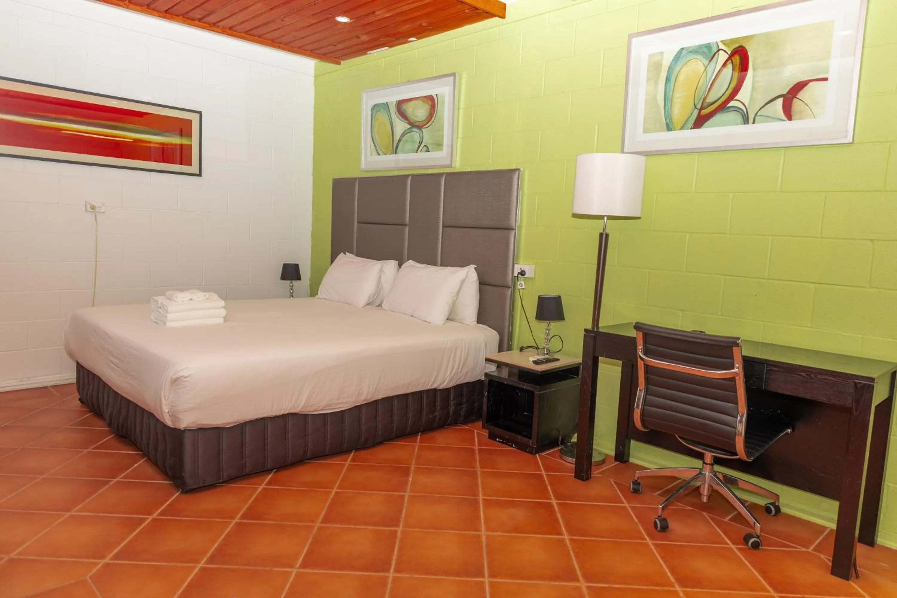 Bed in Gosford Inn Motel