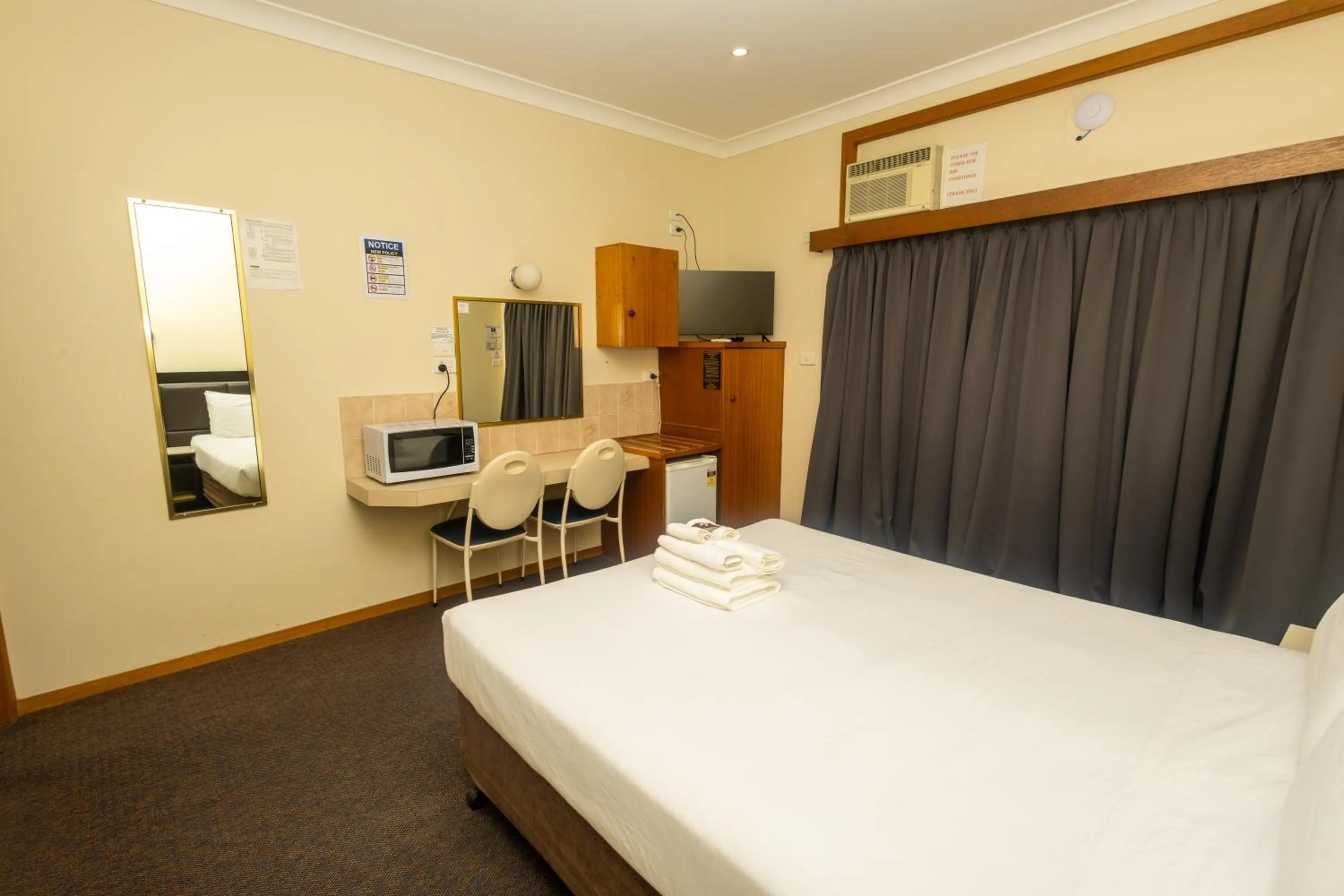 Bed in Gosford Inn Motel