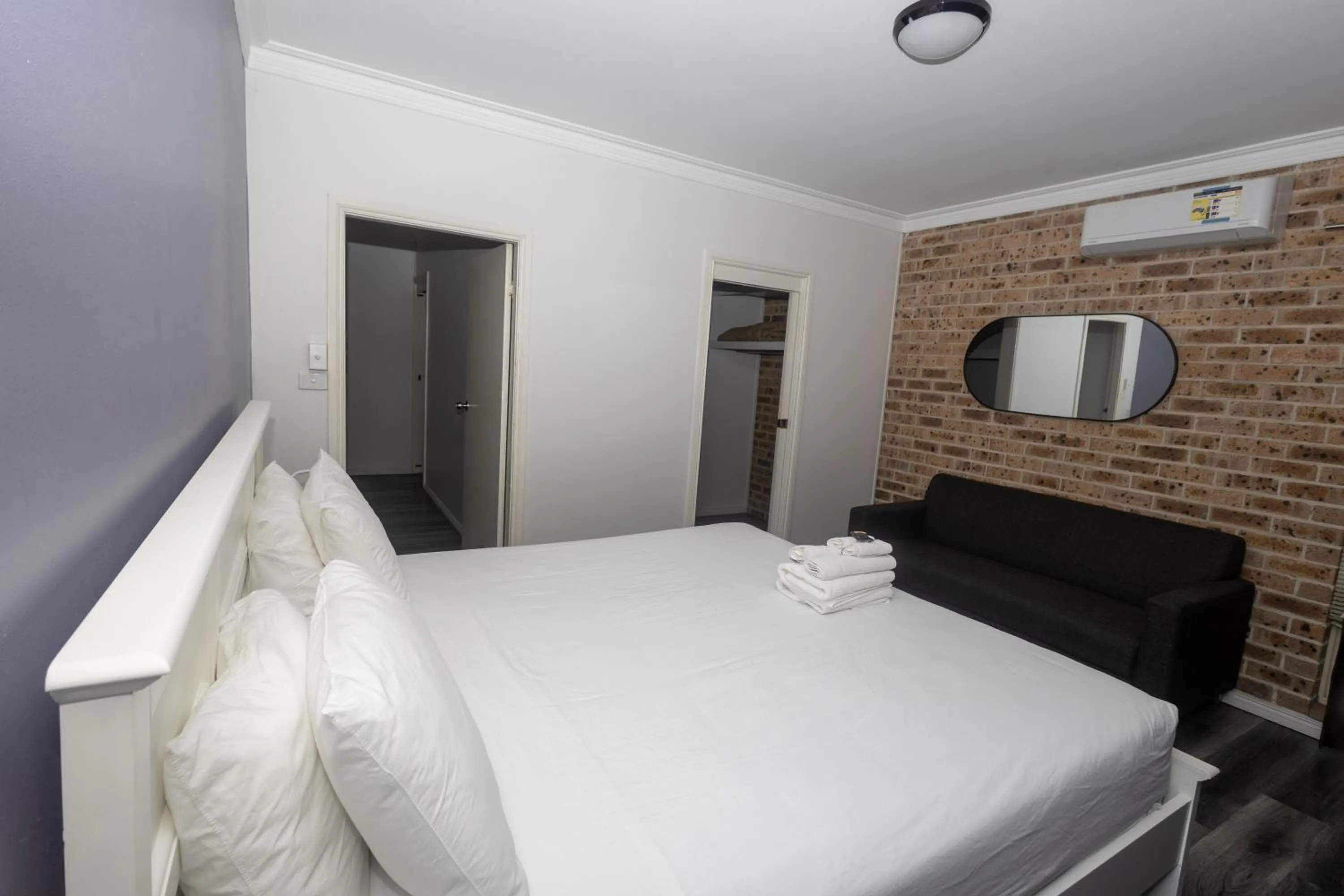 Bed in Gosford Inn Motel