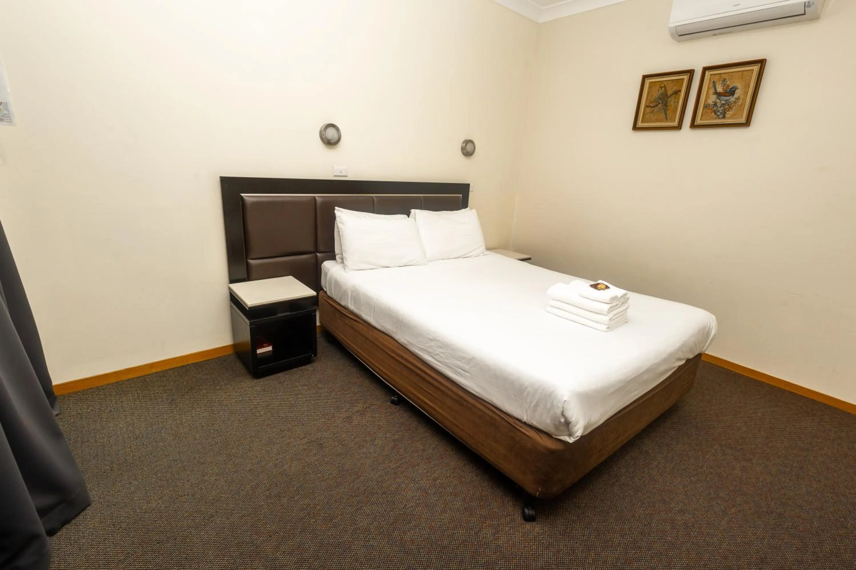 Bed in Gosford Inn Motel
