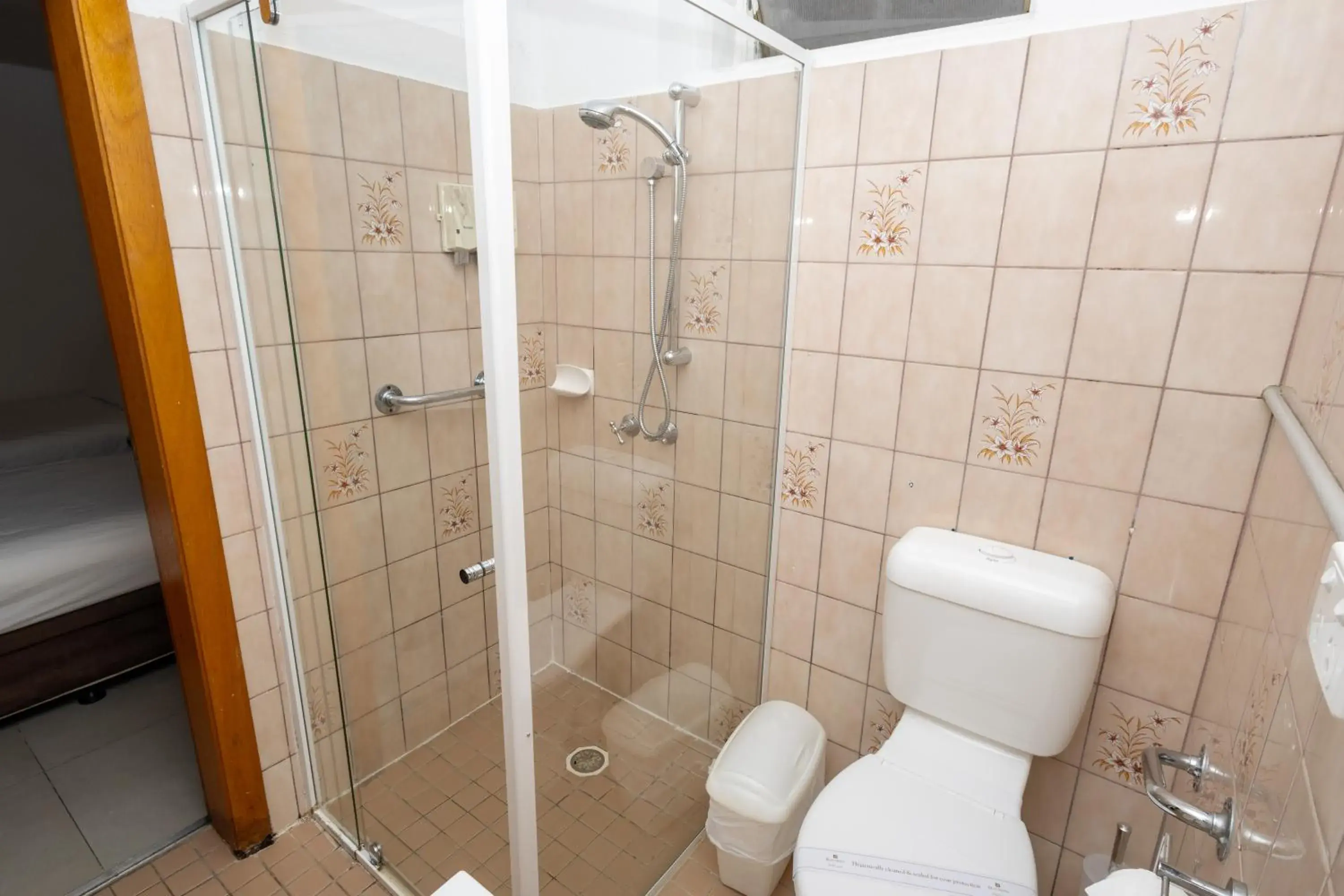 Queen Room with Two Queen Beds in Gosford Inn Motel Queen Room with Two Queen Beds in Gosford Inn Motel