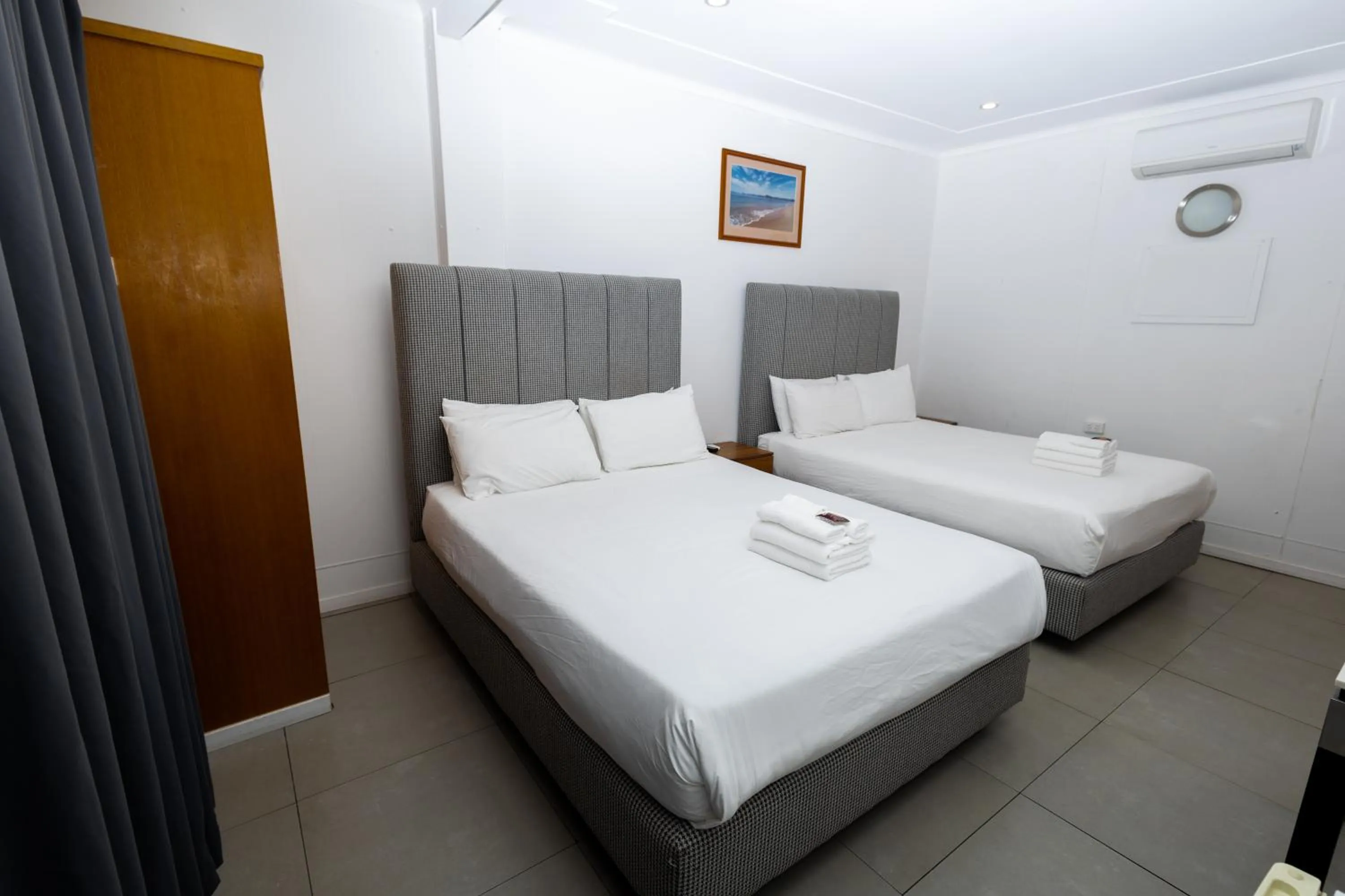 Bed in Gosford Inn Motel