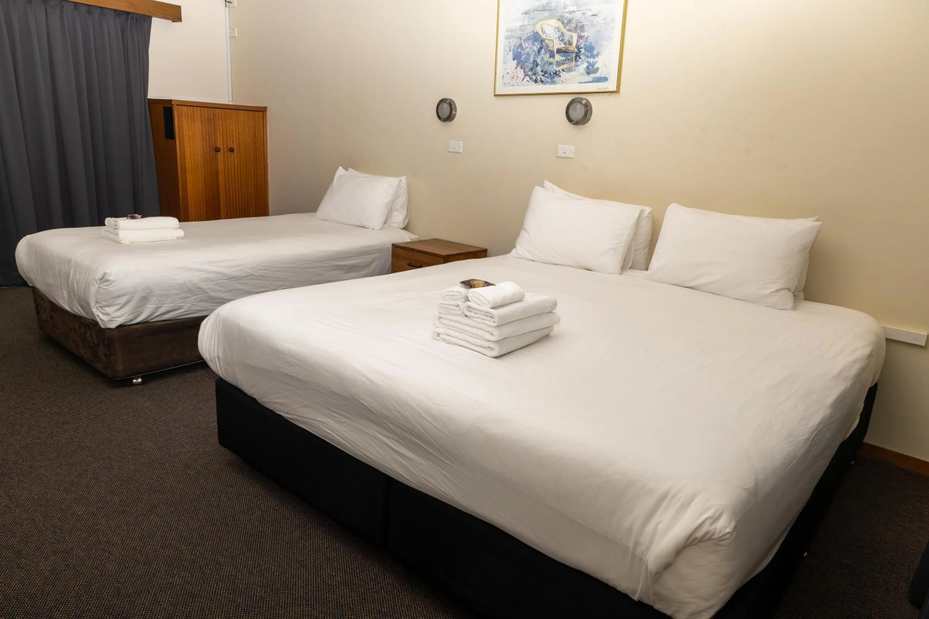 Bed in Gosford Inn Motel