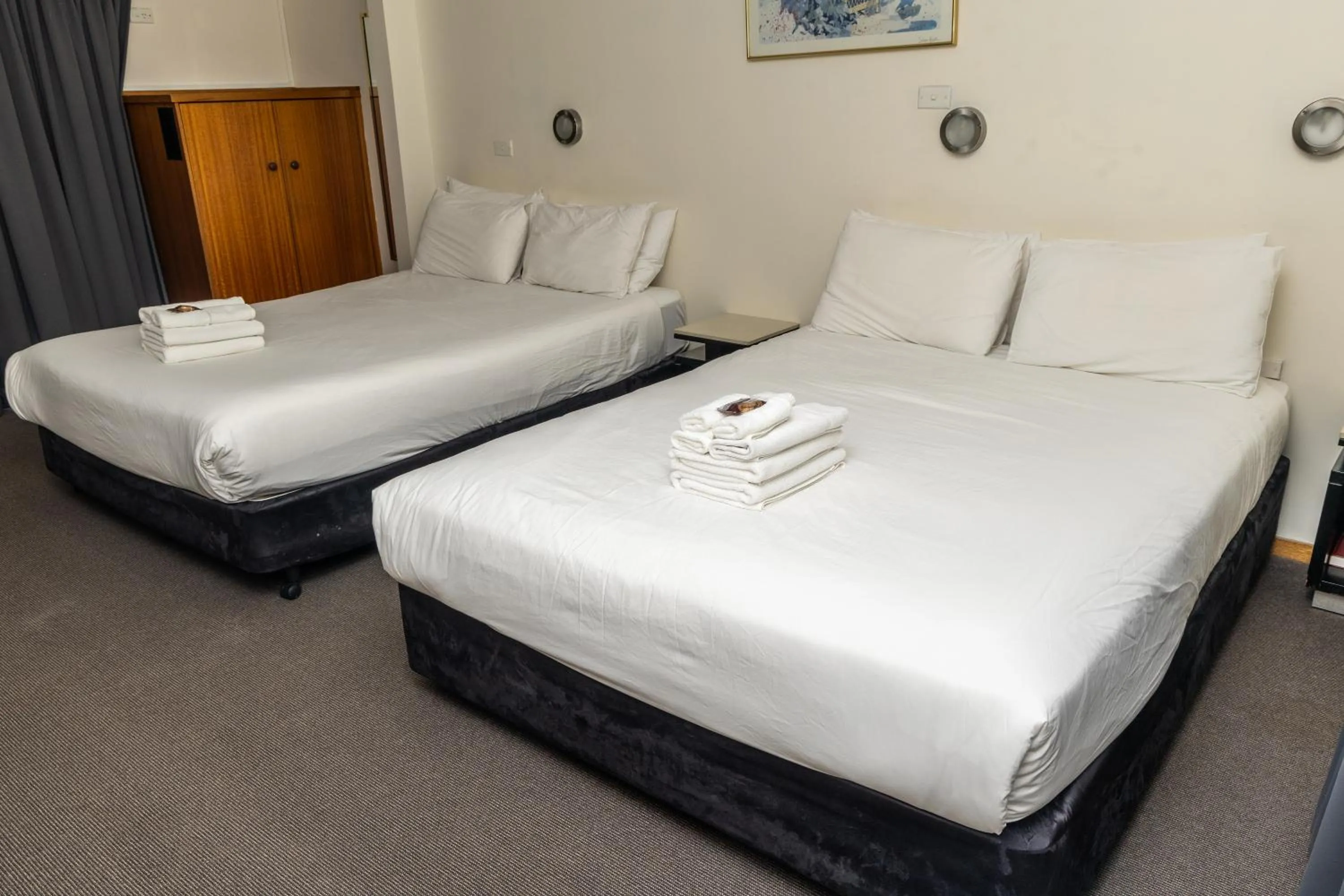 Bed in Gosford Inn Motel