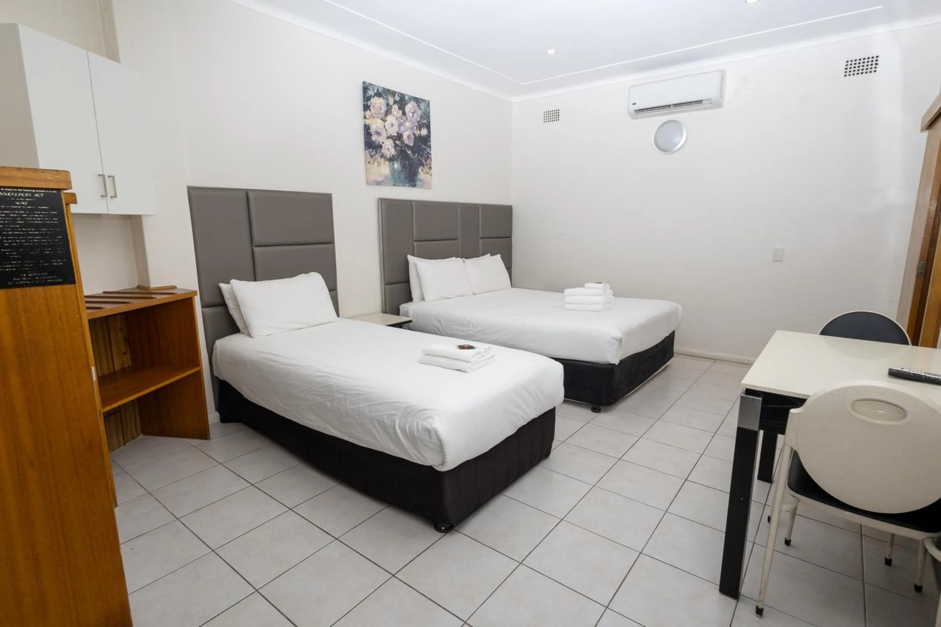 Bed in Gosford Inn Motel