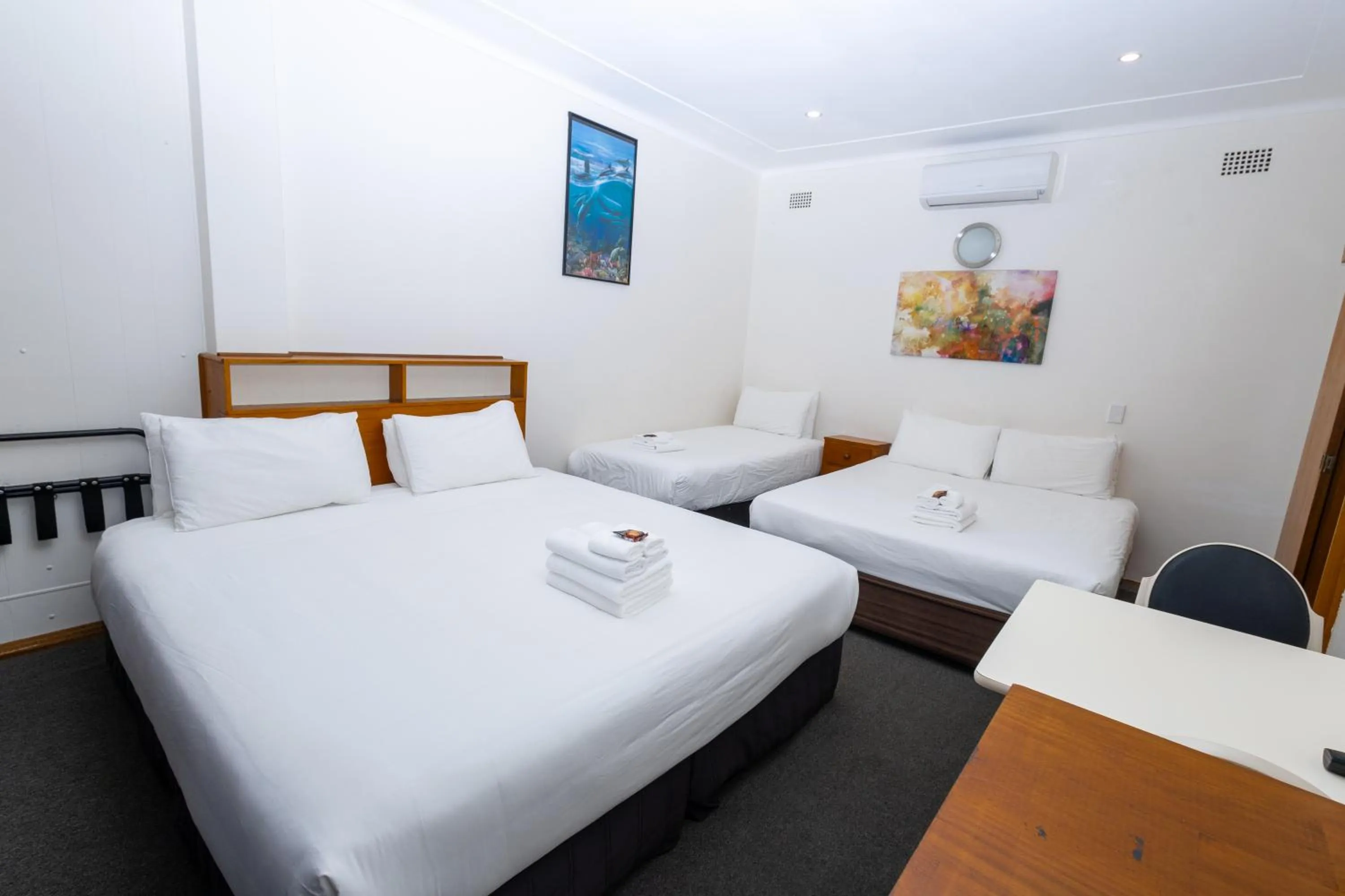 Bed in Gosford Inn Motel