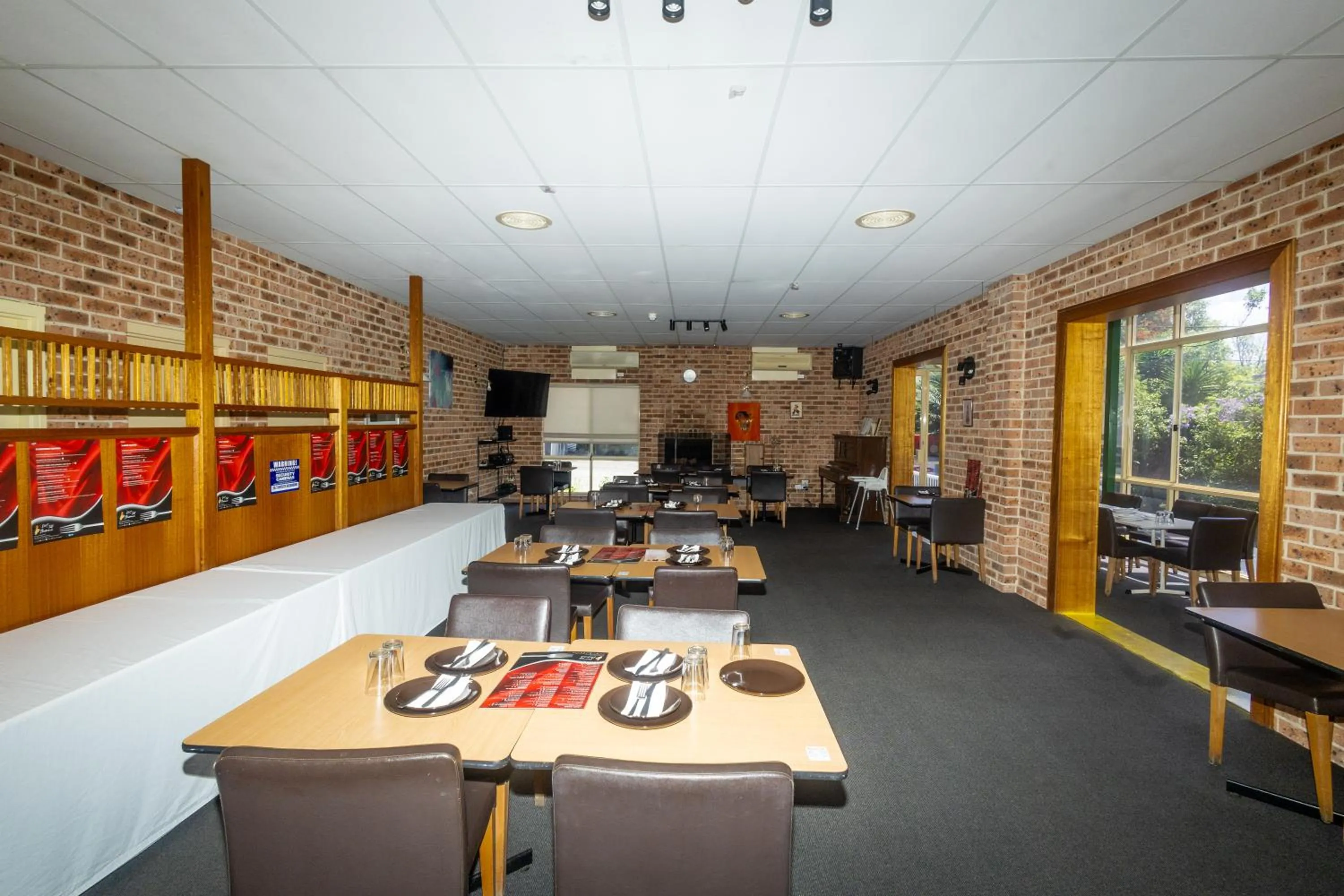 Restaurant/places to eat in Gosford Inn Motel