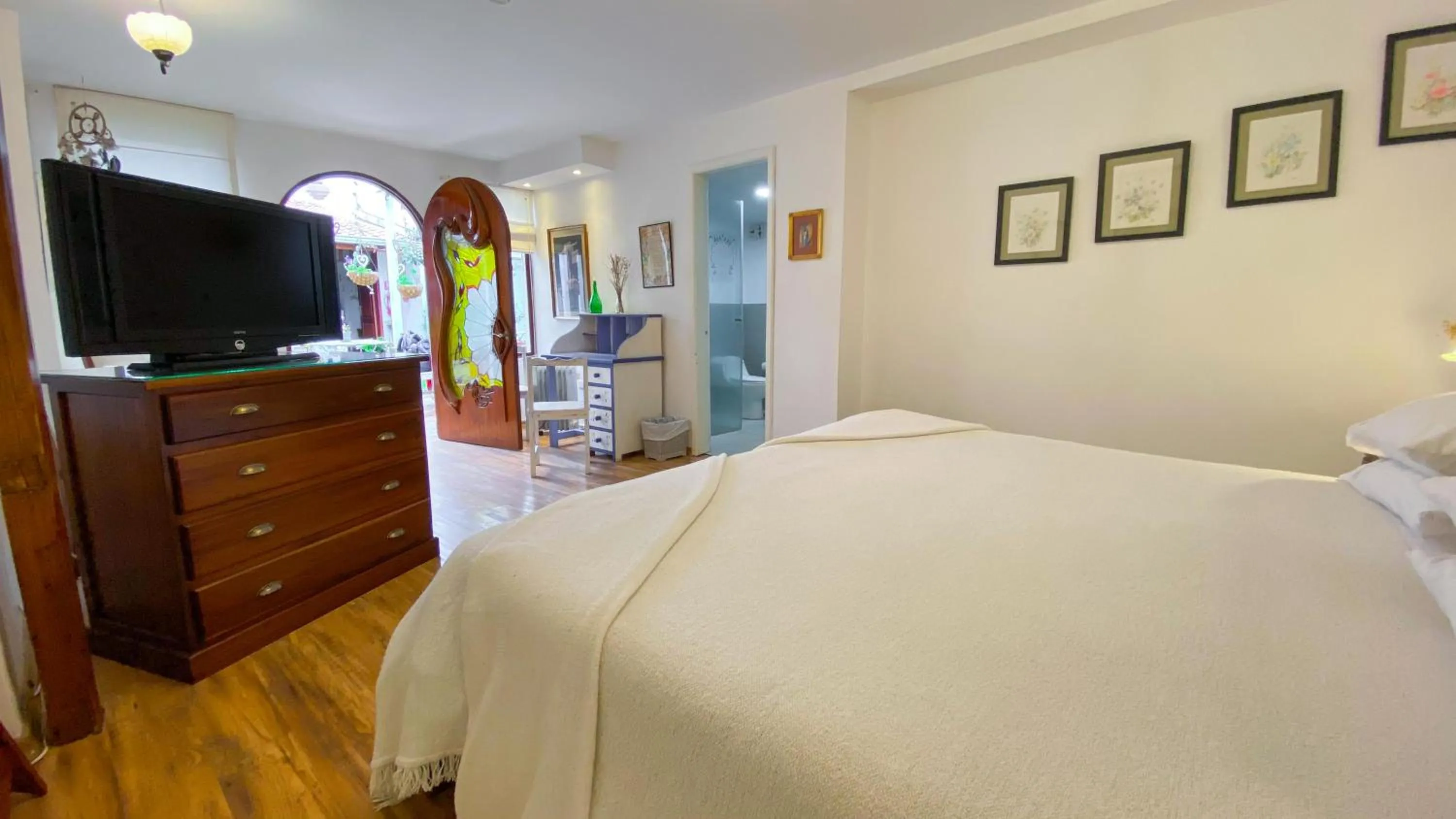 TV and multimedia, Bed in Sakti Hostal B&B