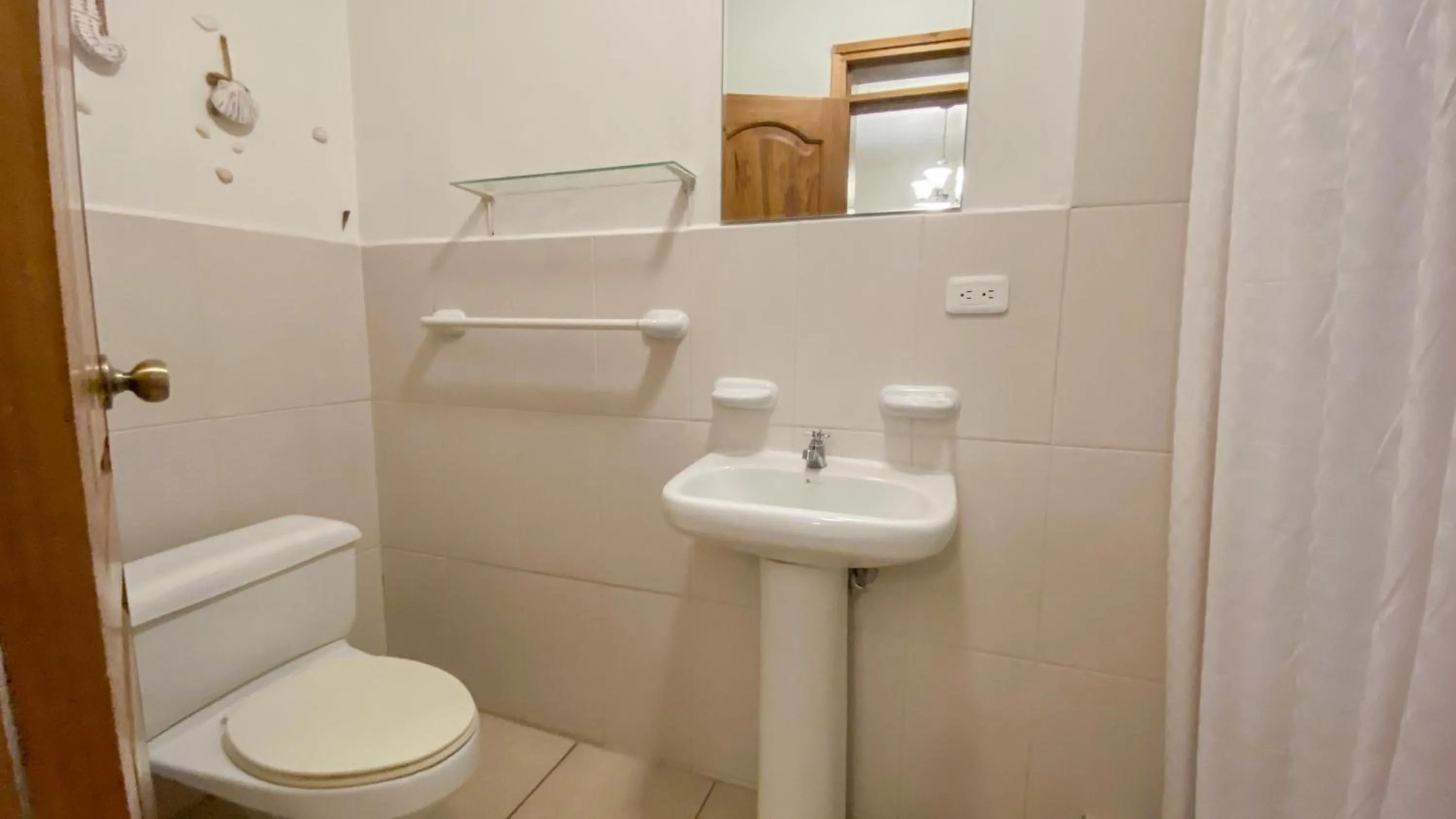 Bathroom in Sakti Hostal B&B