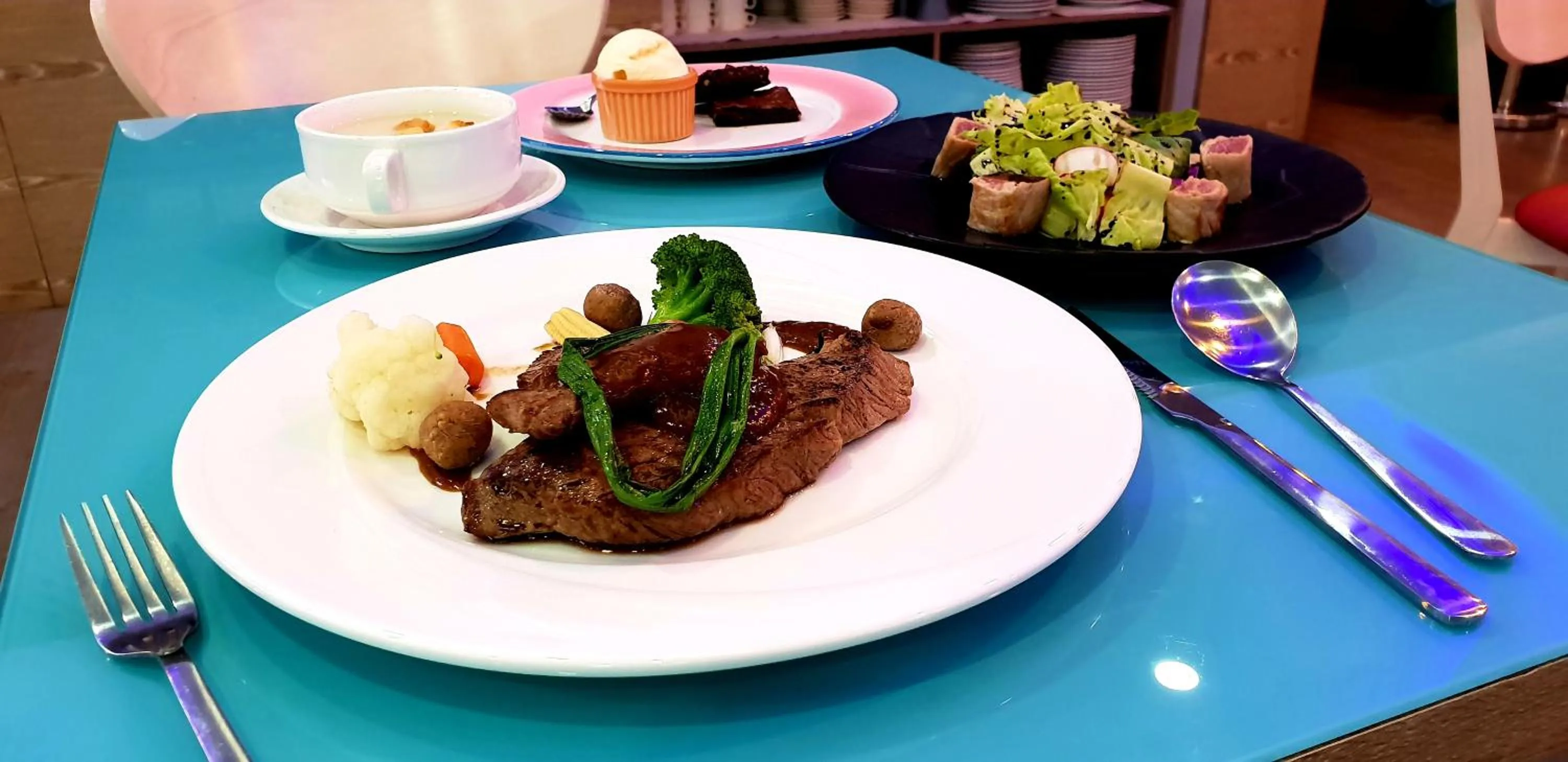 Restaurant/places to eat in Palau Hotel