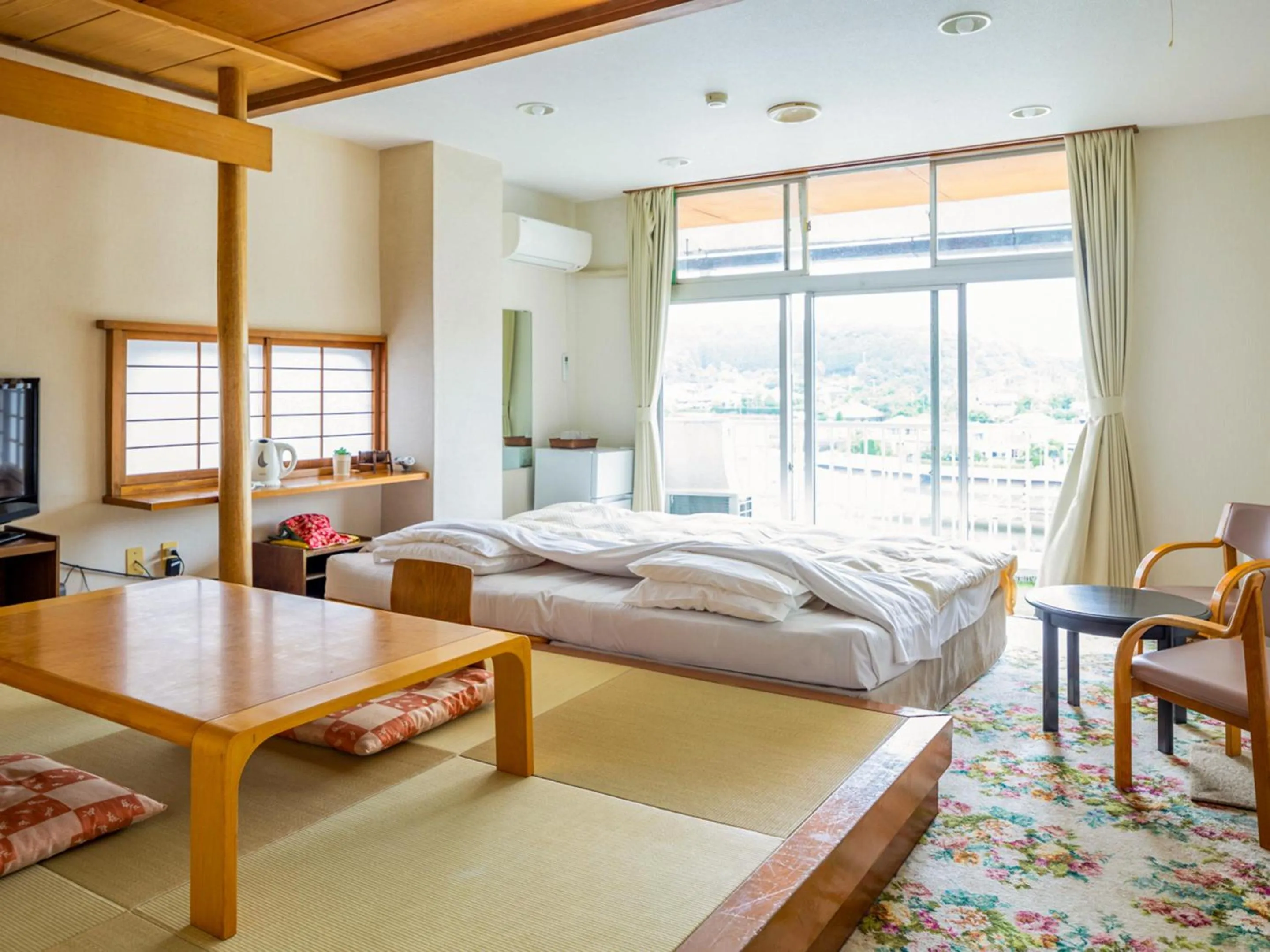 Photo of the whole room, Bed in Kameyama Onsen Hotel