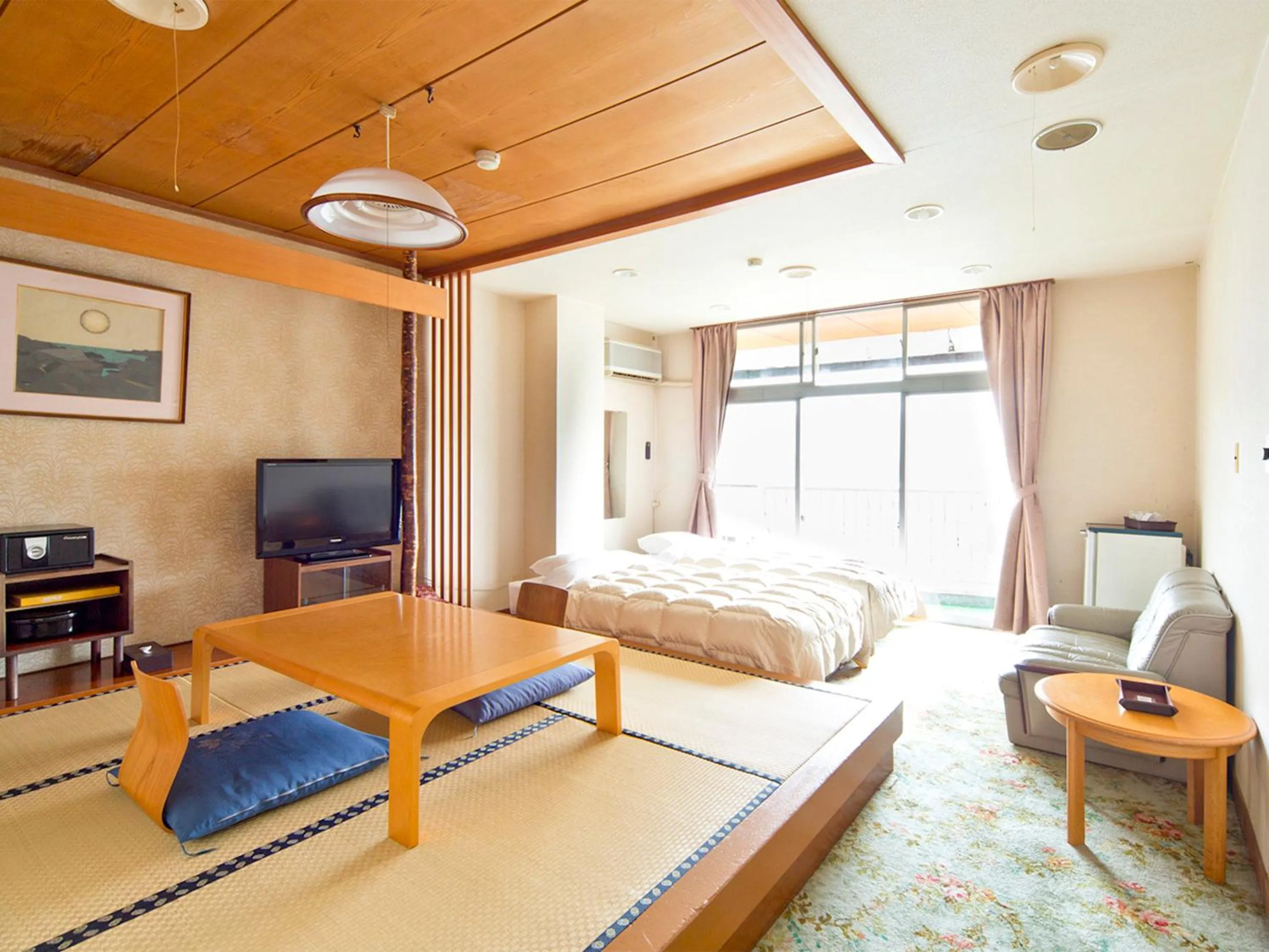 Photo of the whole room, Bed in Kameyama Onsen Hotel