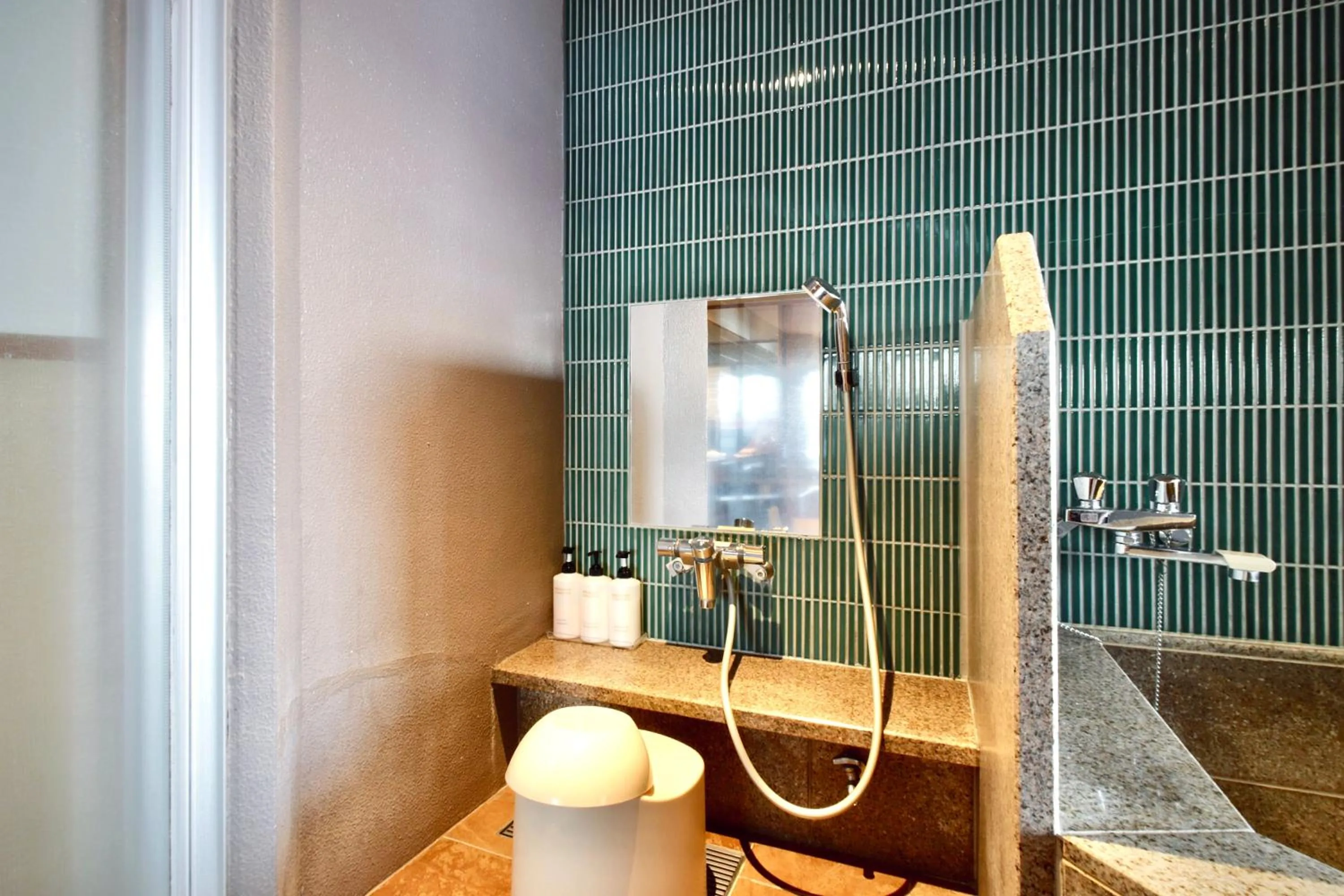 Shower in Sun Urashima Yuki no Sato