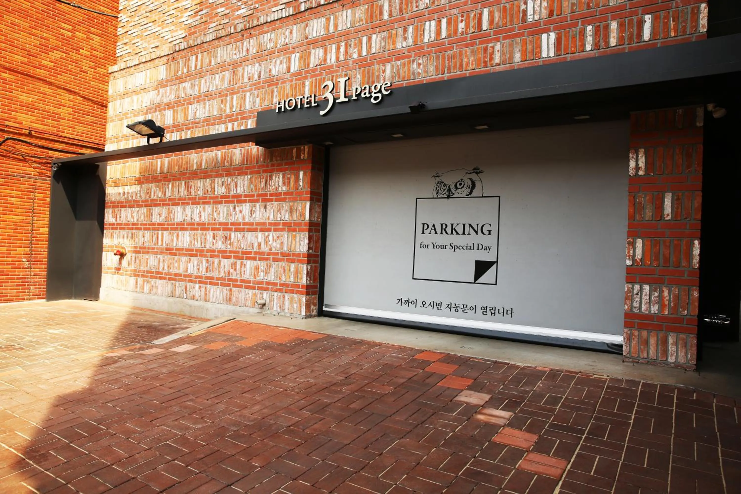 Facade/entrance in 31page