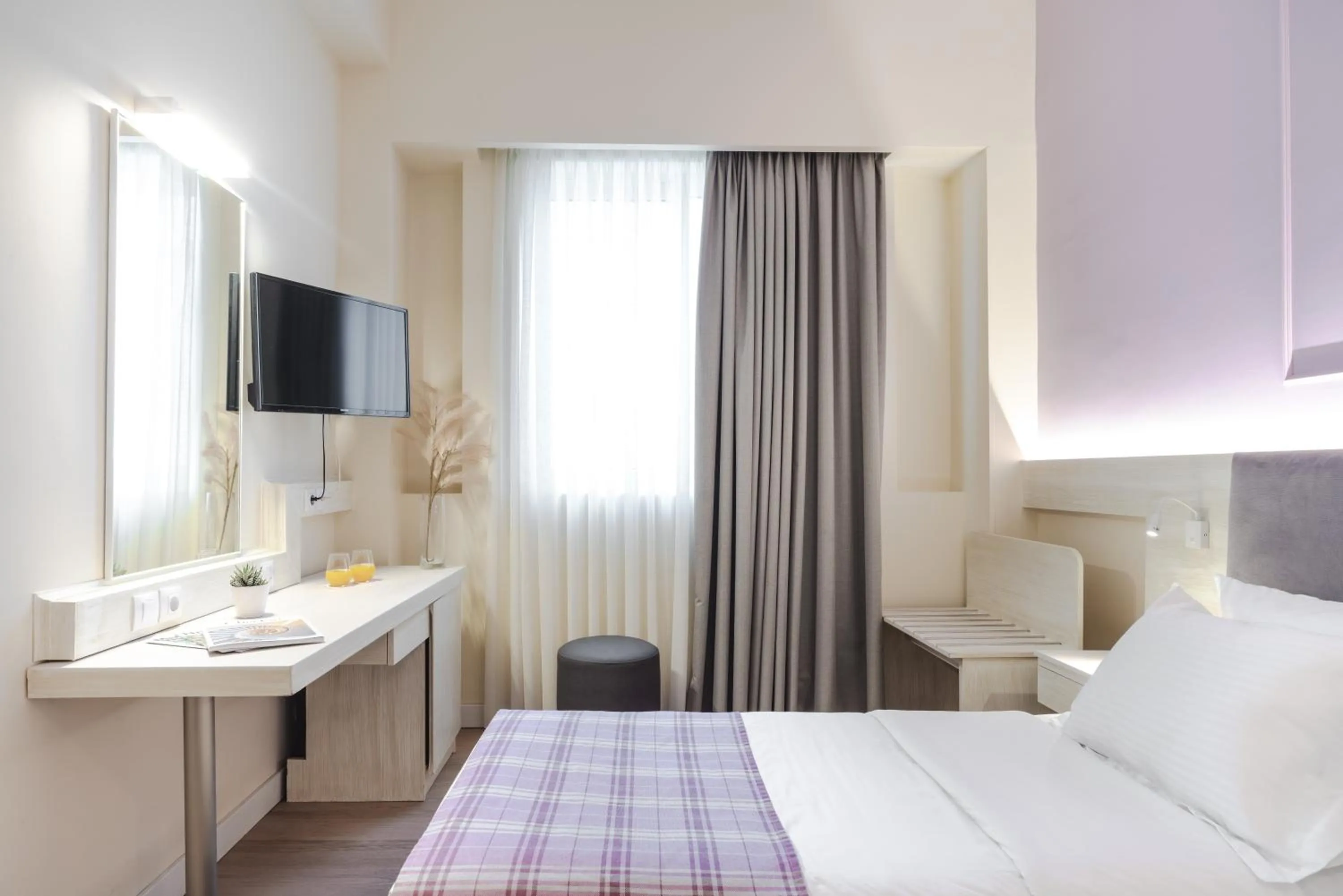 TV and multimedia, Bed in Athens Cypria Hotel