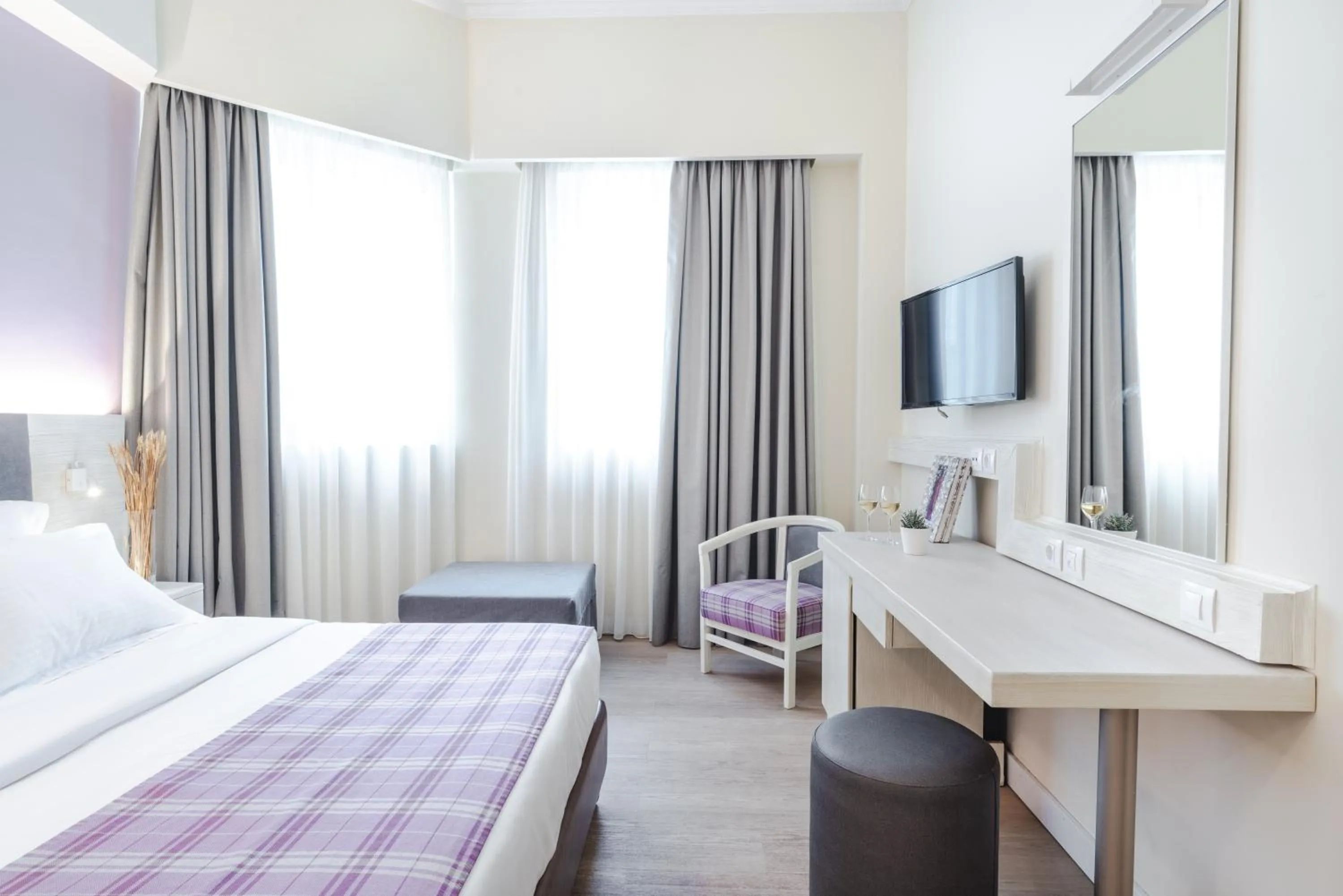 Photo of the whole room, Bed in Athens Cypria Hotel