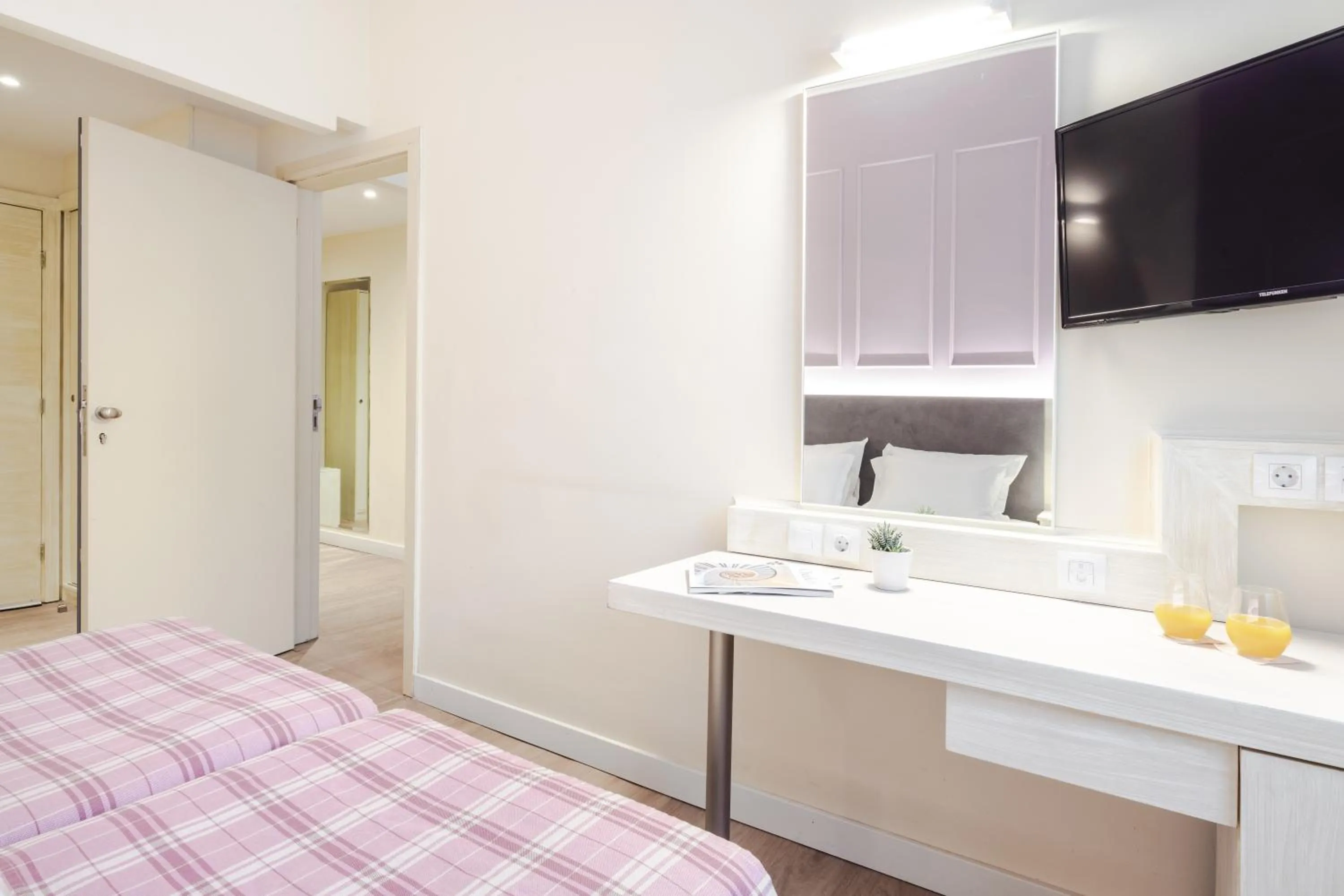 TV and multimedia, Bed in Athens Cypria Hotel