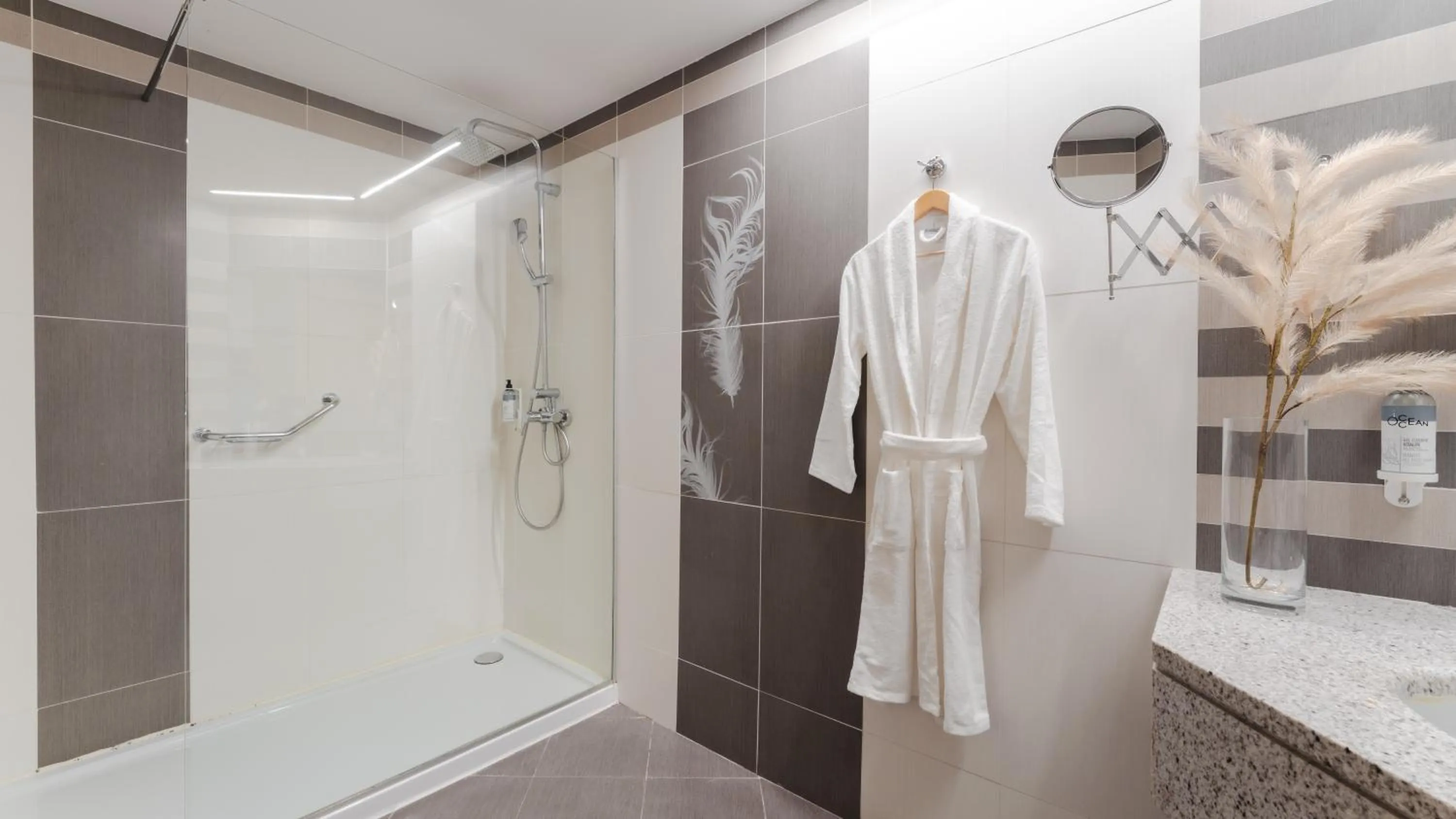 Bathroom in Athens Cypria Hotel