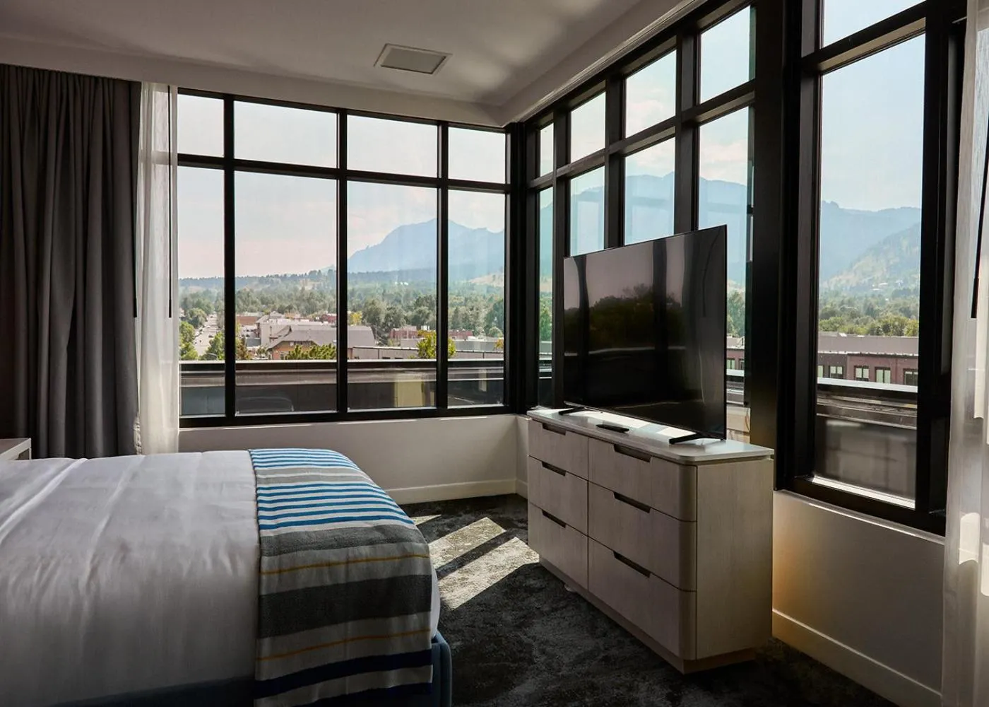 Communal lounge/ TV room, Bed in Limelight Boulder