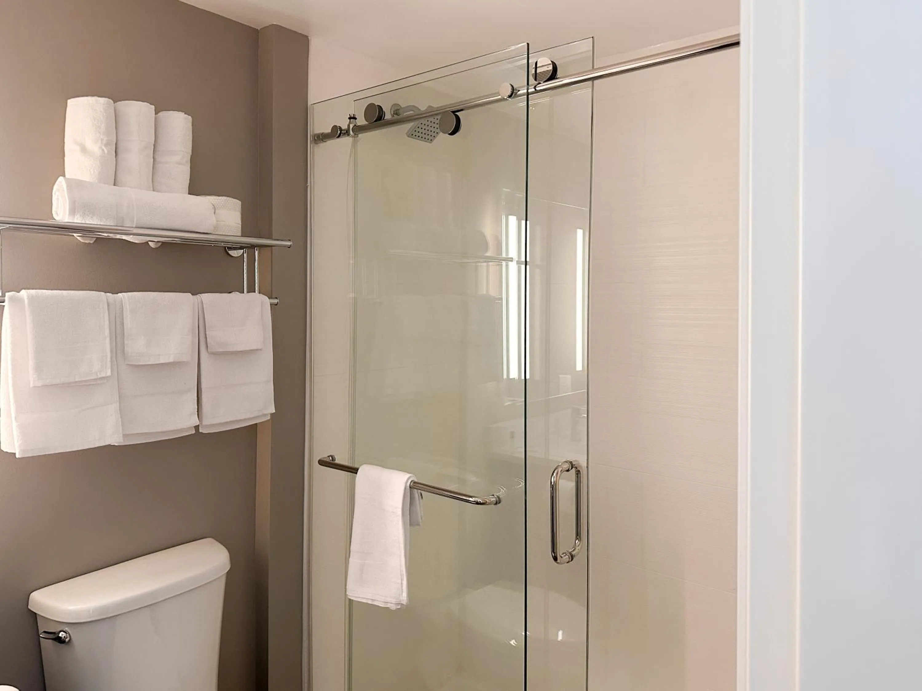 Bathroom in Studio 6 Richmond Airport