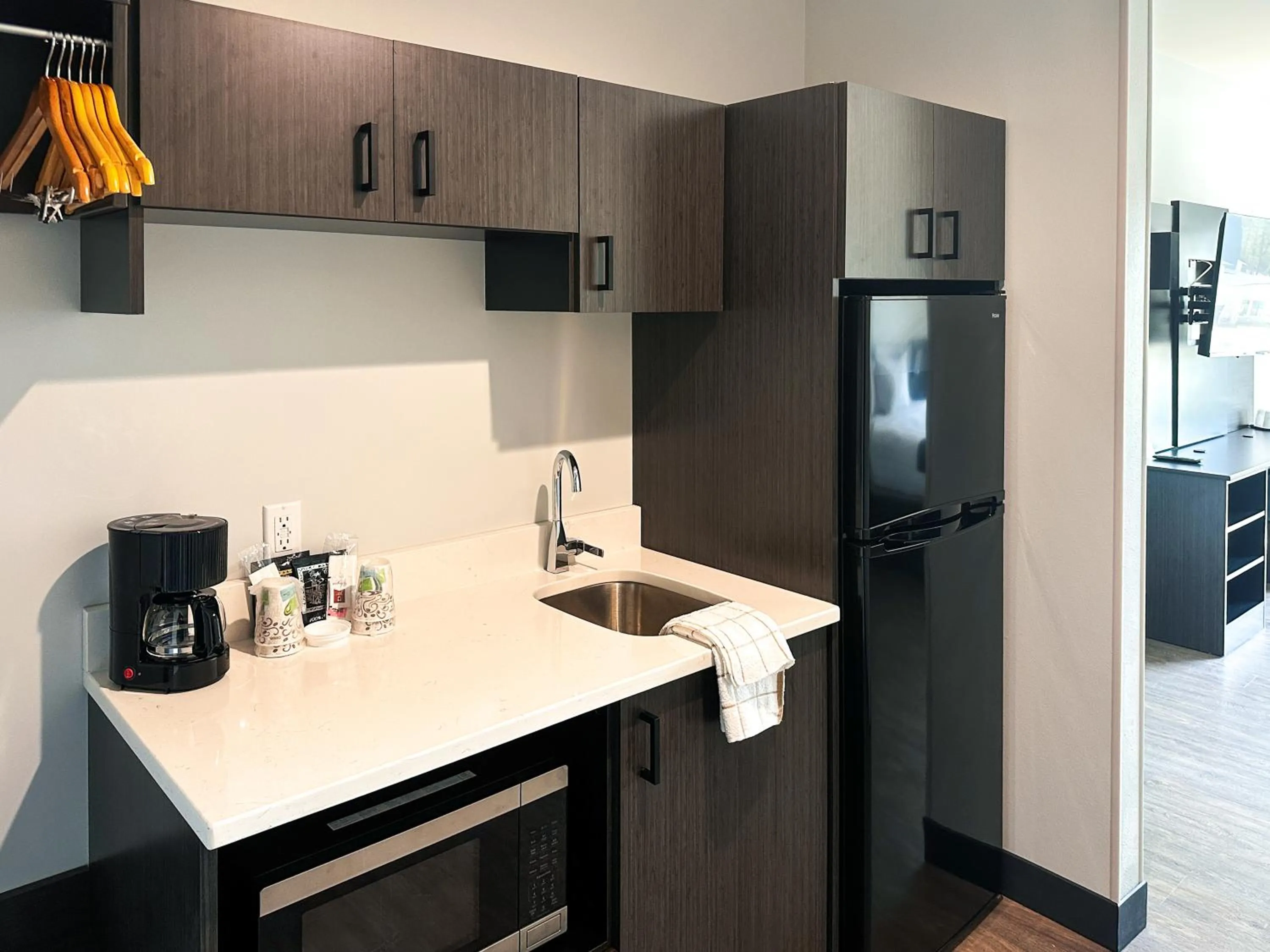 kitchen in Studio 6 Richmond Airport