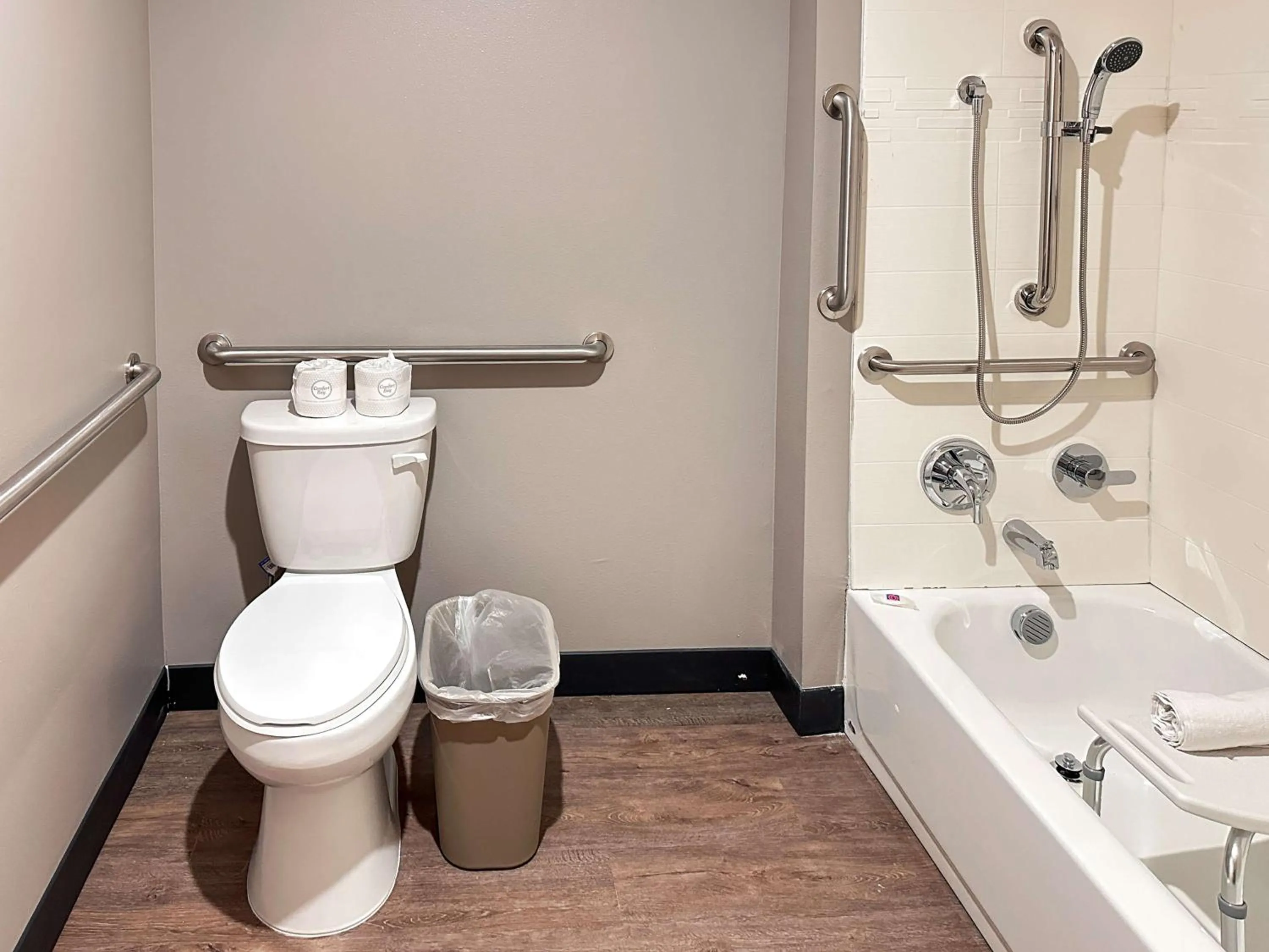 Bathroom in Studio 6 Richmond Airport