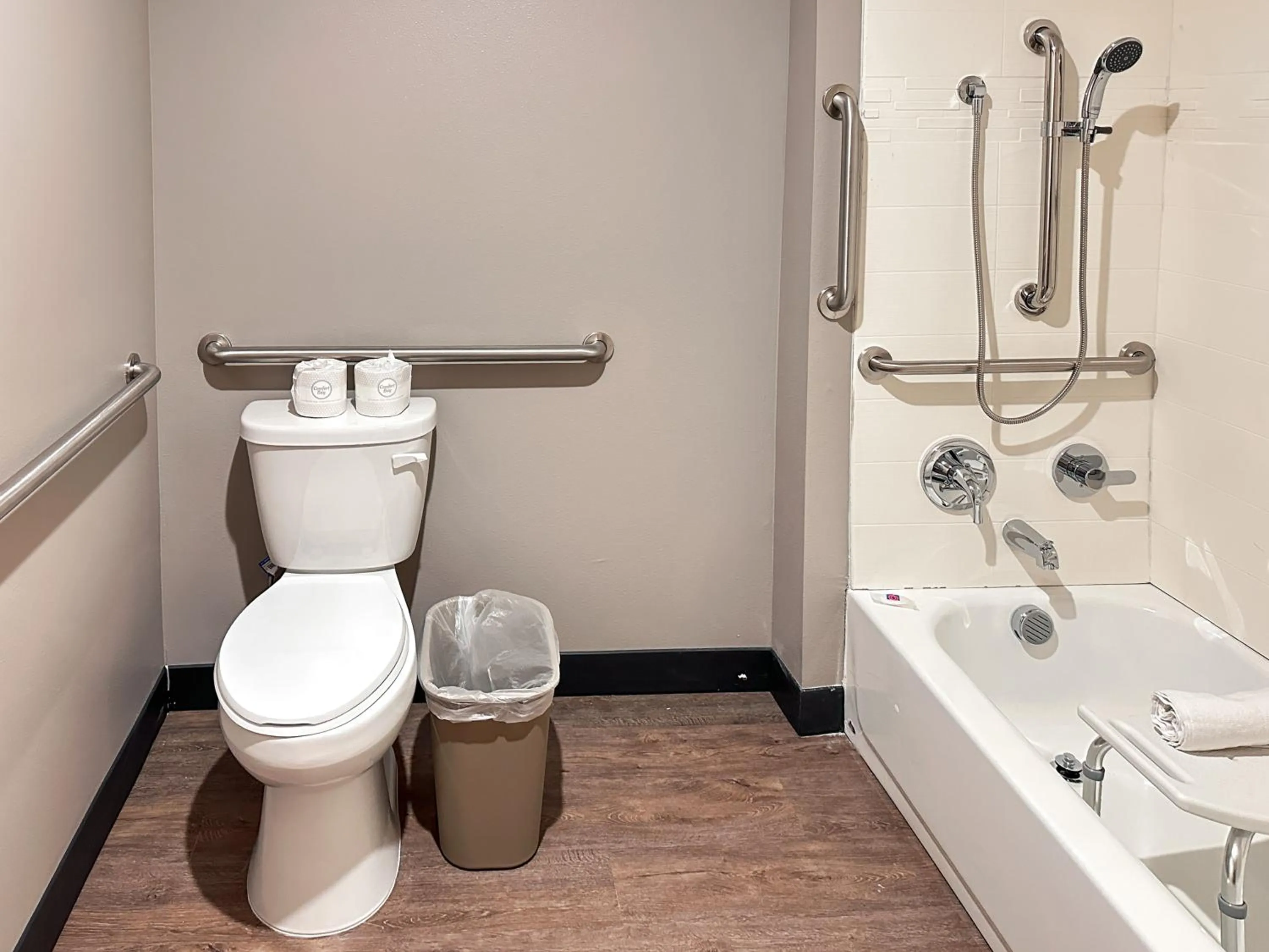 Bathroom in Studio 6 Richmond Airport