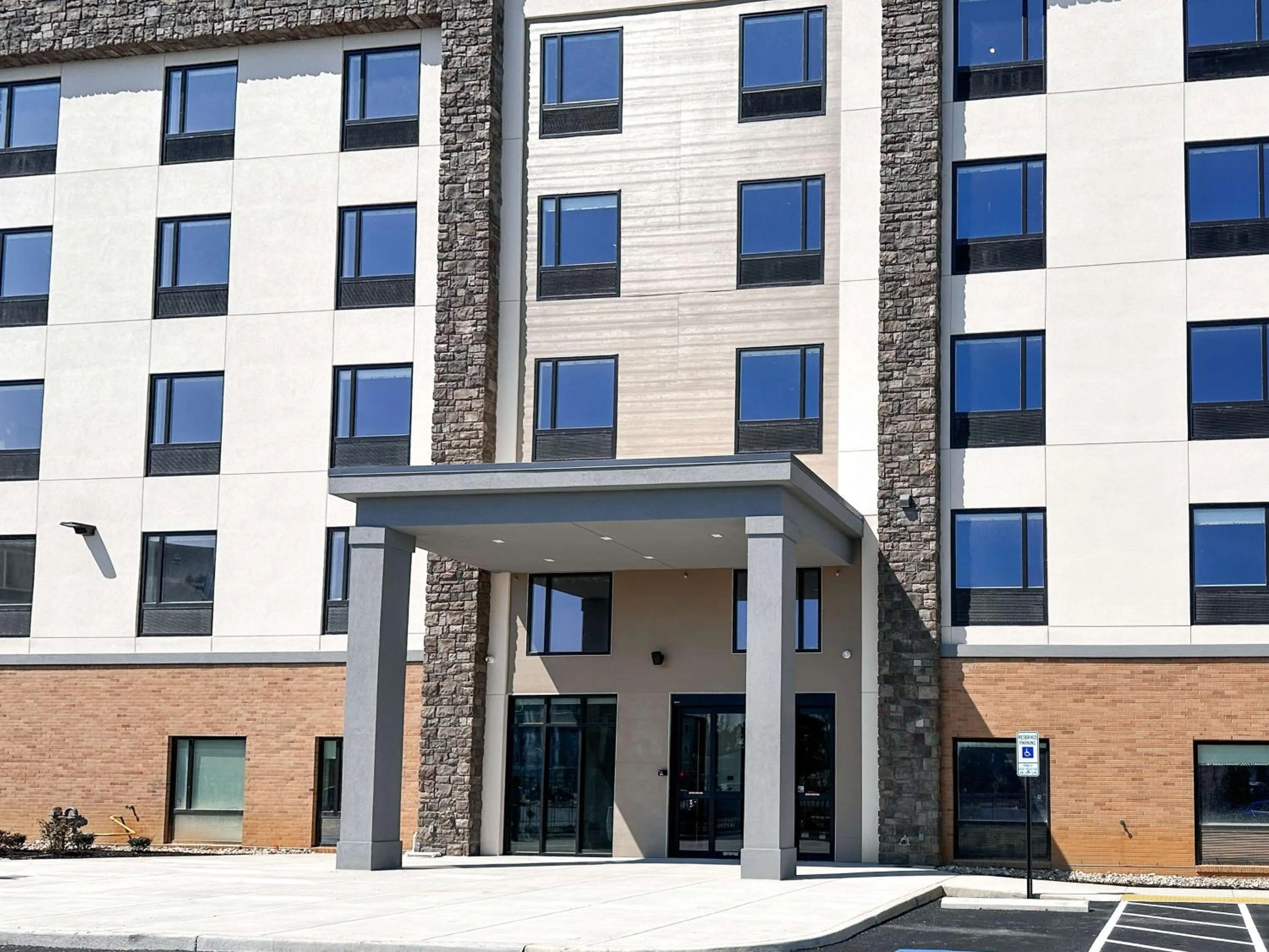 Property building in Studio 6 Richmond Airport