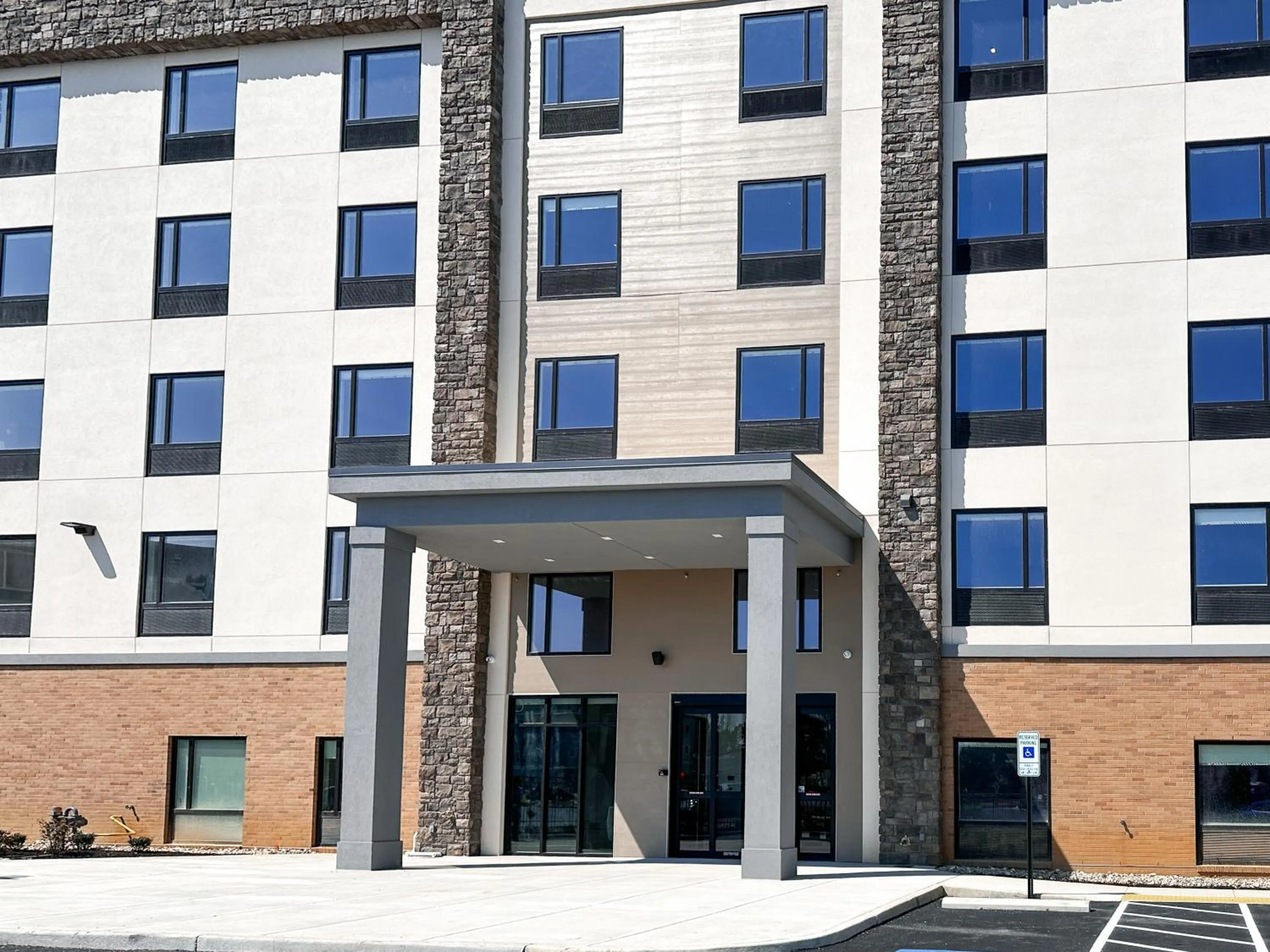 Property building in Studio 6 Richmond Airport