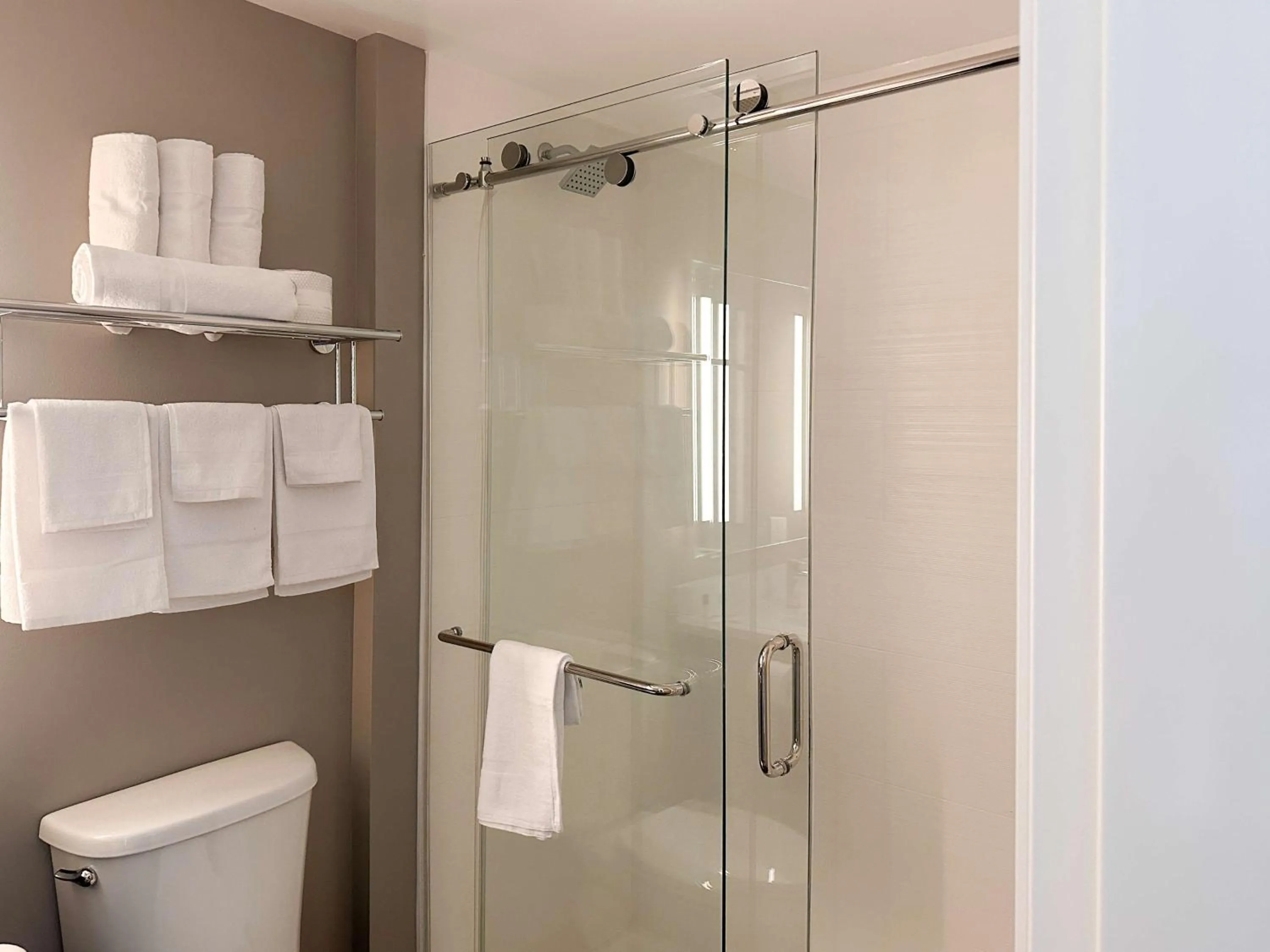 Bathroom in Studio 6 Richmond Airport