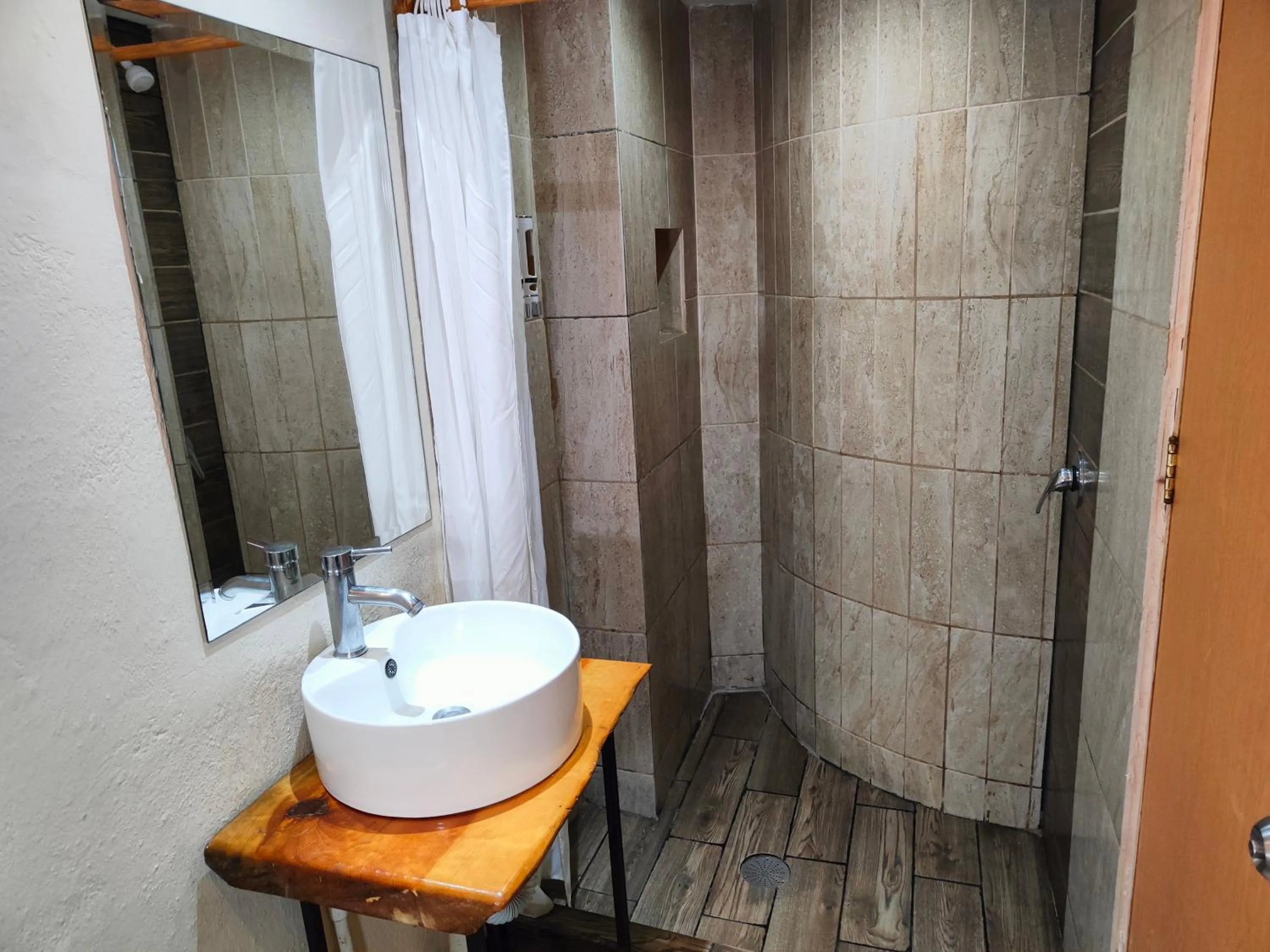 Shower in Ashly Loma Larga