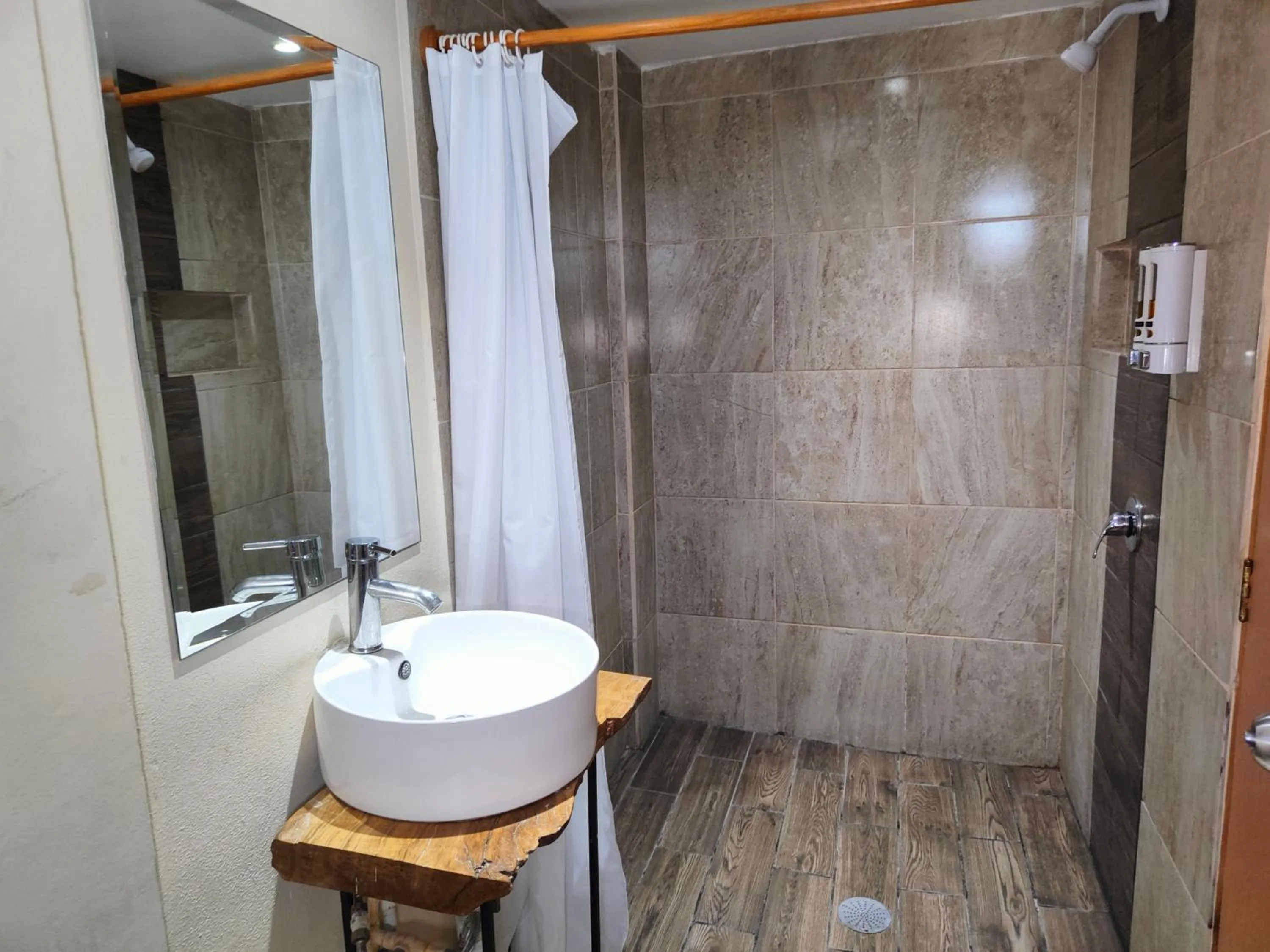 Shower in Ashly Loma Larga