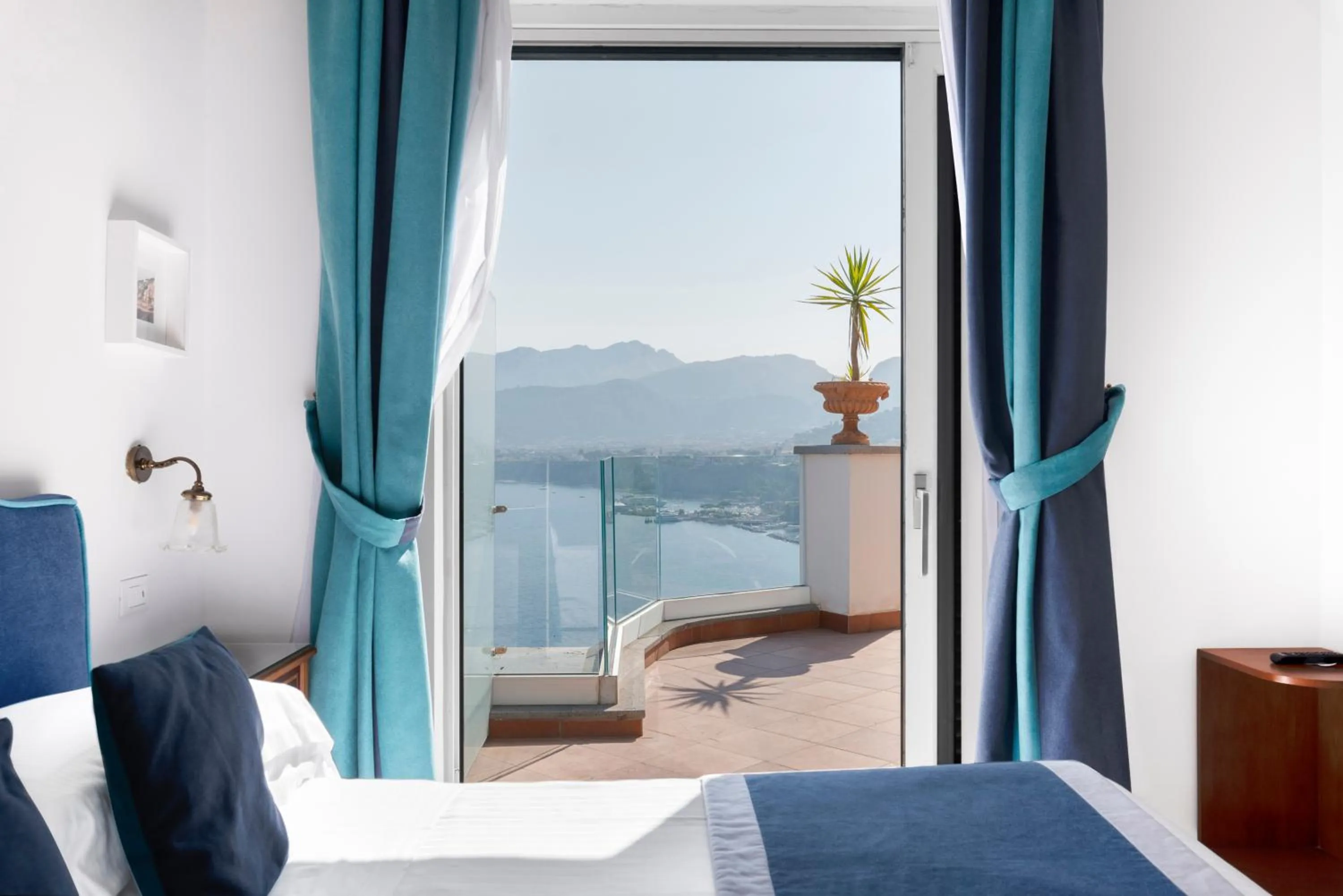 Bed in Hotel La Tonnarella