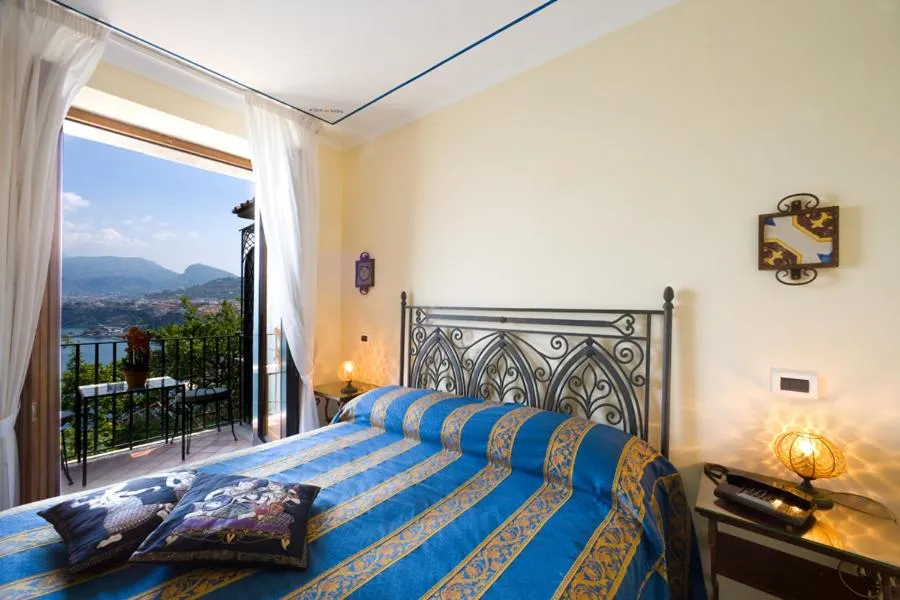 Bed in Hotel La Tonnarella