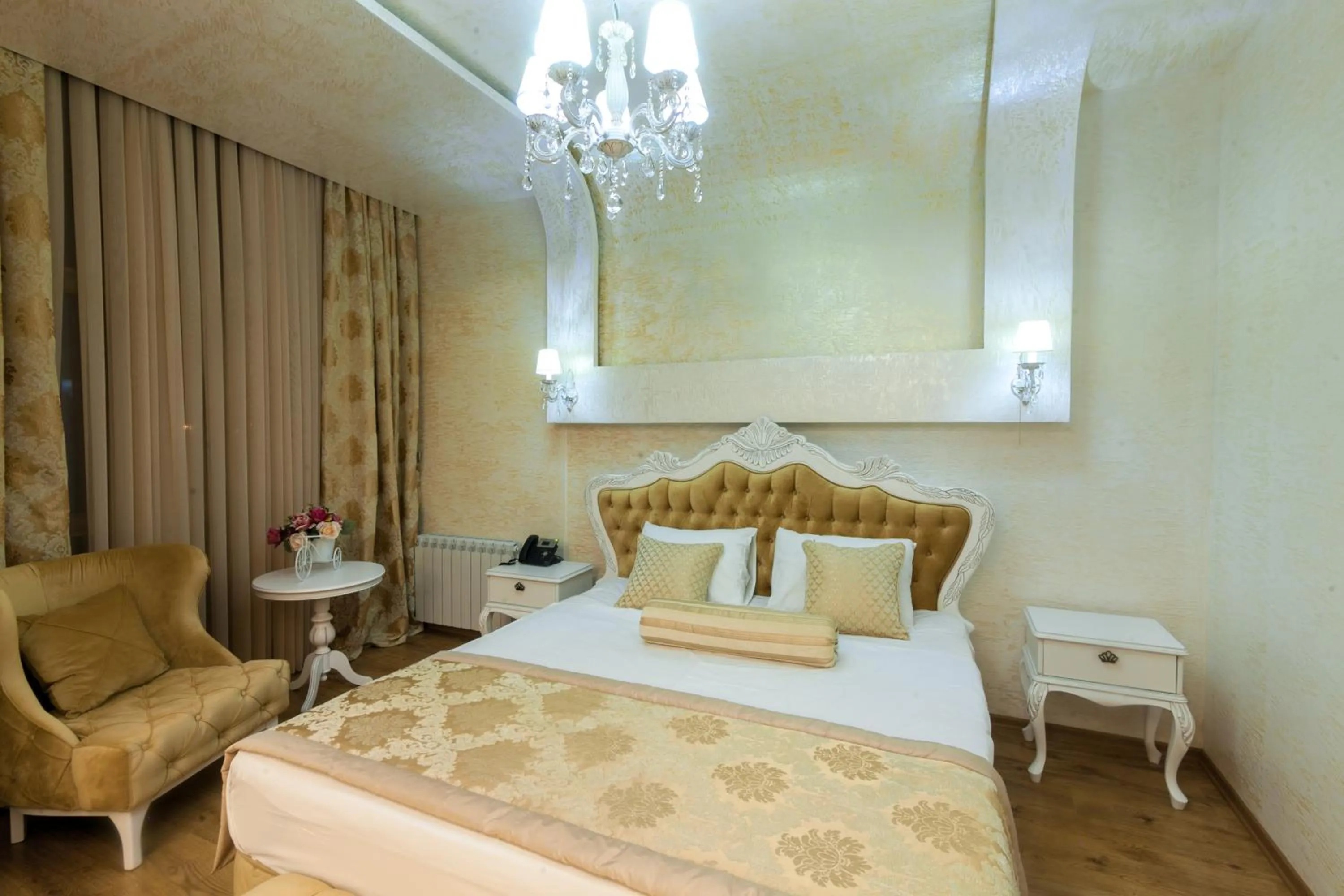 Photo of the whole room, Bed in Iberia Palace Hotel