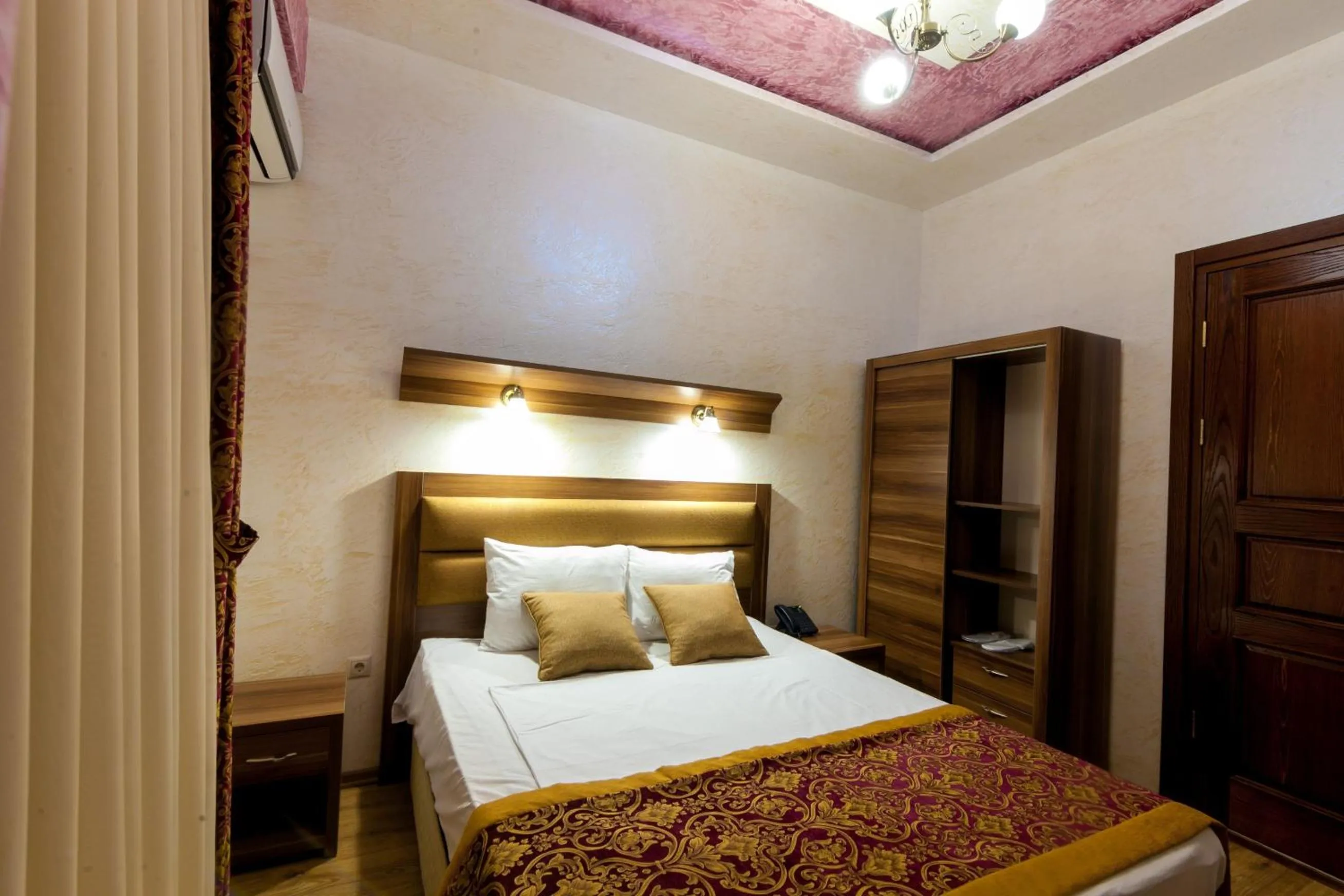 Bed in Iberia Palace Hotel