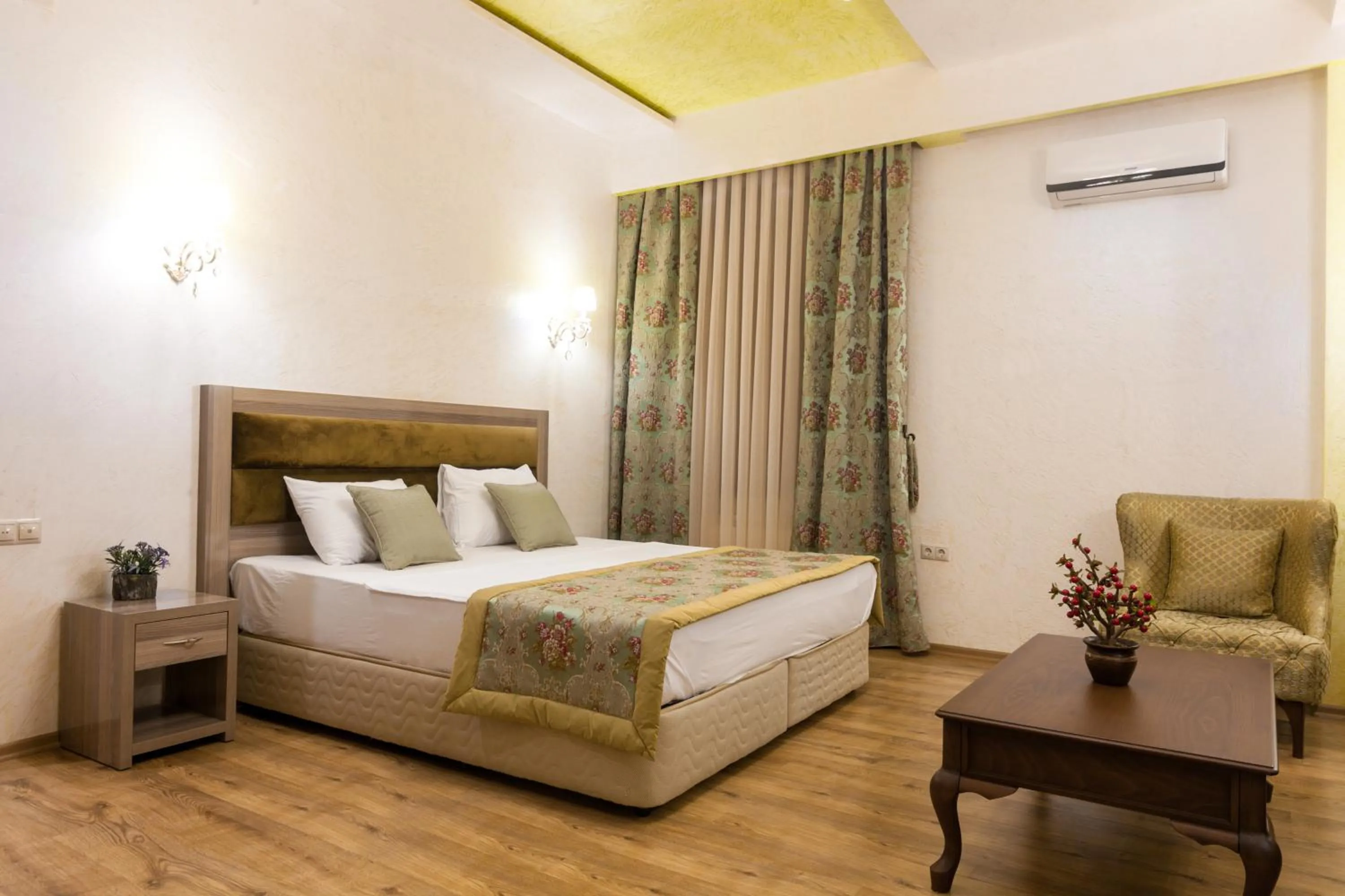 Photo of the whole room, Bed in Iberia Palace Hotel